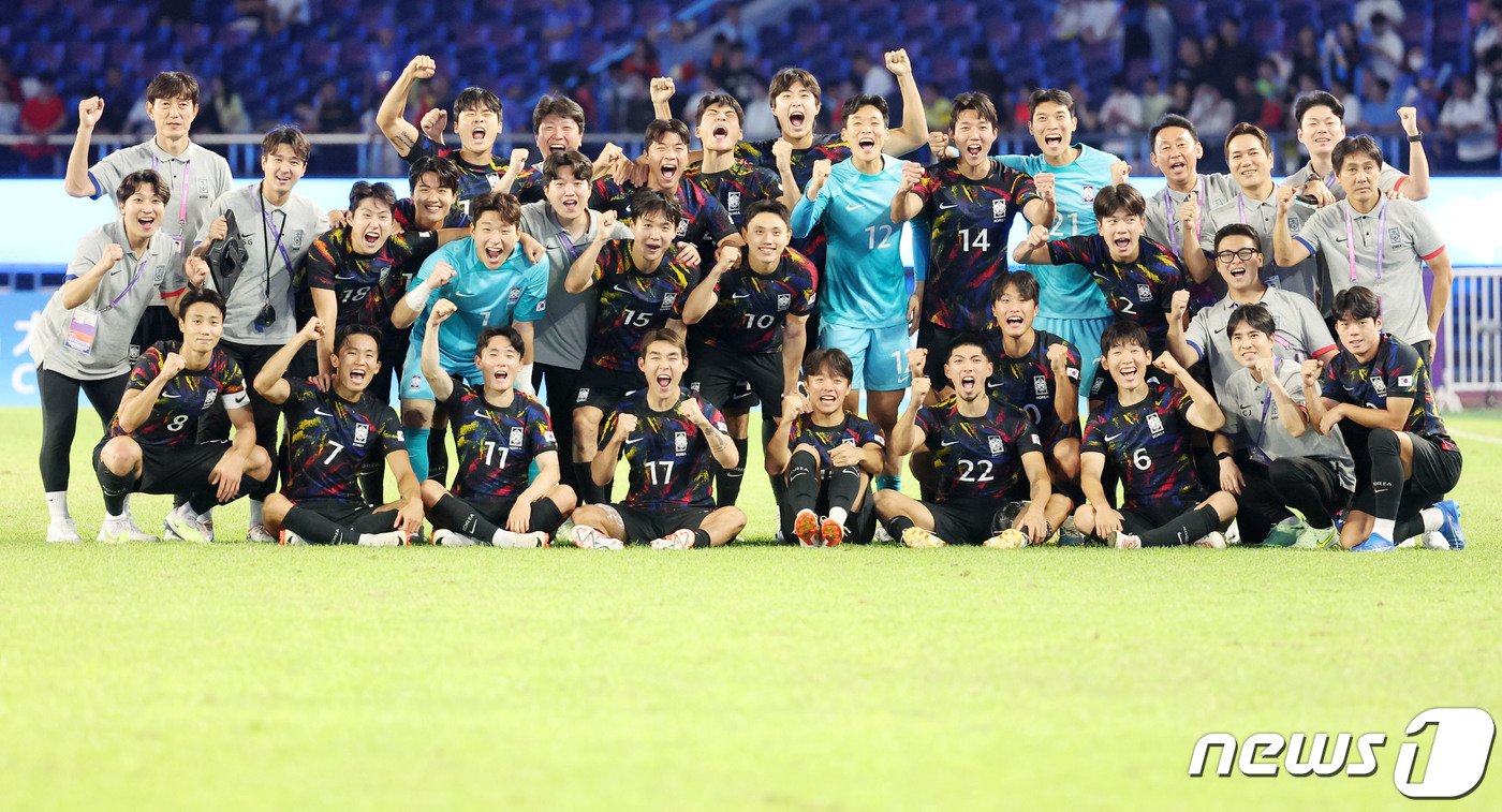 본문 이미지 - 1일 오후 중국 항저우 황룽 스포츠센터 스타디움에서 열린 2022 항저우 아시안게임 대한민국과 중국의 축구 8강전에서 중국에 2대0 승리를 거둔 대한민국 선수들과 코치진이 기념촬영을 하고 있다. 2023.10.1/뉴스1 ⓒ News1 민경석 기자