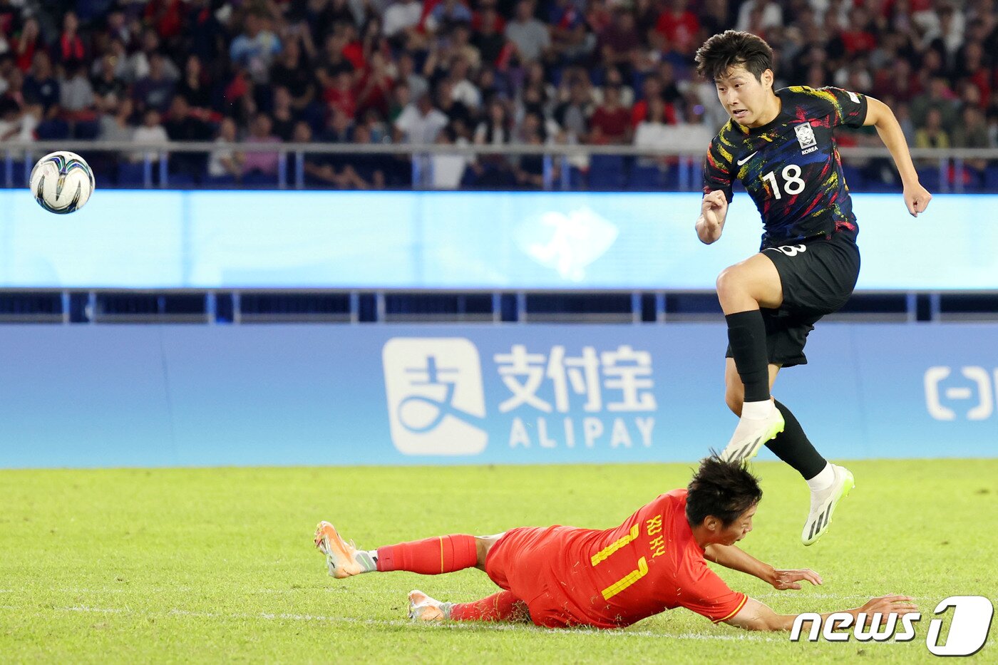 본문 이미지 - 1일 오후 중국 항저우 황룽 스포츠센터 스타디움에서 열린 2022 항저우 아시안게임 대한민국과 중국의 축구 8강전에서 대한민국 이강인이 슛을 하고 있다. 2023.10.1/뉴스1 ⓒ News1 민경석 기자