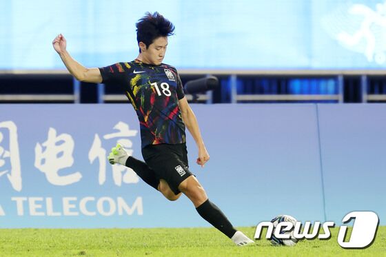 1일 오후 중국 항저우 황룽 스포츠센터 스타디움에서 열린 2022 항저우 아시안게임 대한민국과 중국의 축구 8강전에서 대한민국 이강인이 프리킥을 차고 있다. 2023.10.1/뉴스1 © News1 민경석 기자
