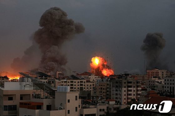 9일(현지시간) 가자지구의 민간인 구역에 이스라엘의 공습이 가해지면서 건물이 파괴되고 연기가 피어오르고 있다. 2023.10.9 © AFP=뉴스1 © News1 강민경 기자