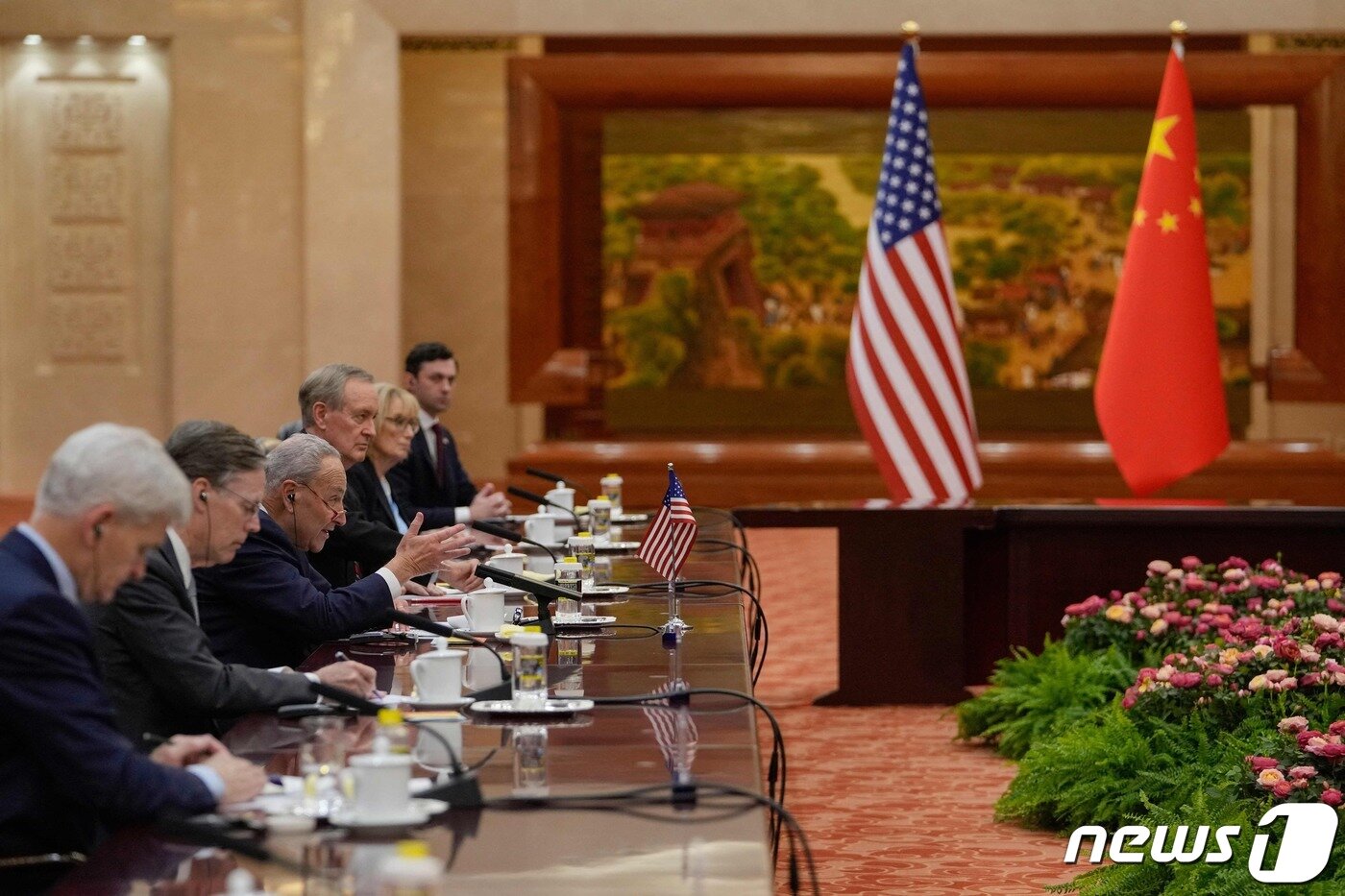 본문 이미지 - 척 슈머 미국 민주당 상원 원내대표와 의원들이 9일 (현지시간) 베이징 인민 대회당에서 자오러지 중국 전인대 상무위원장과 회담을 하고 있다. 2023.10.10 ⓒ AFP=뉴스1 ⓒ News1 우동명 기자