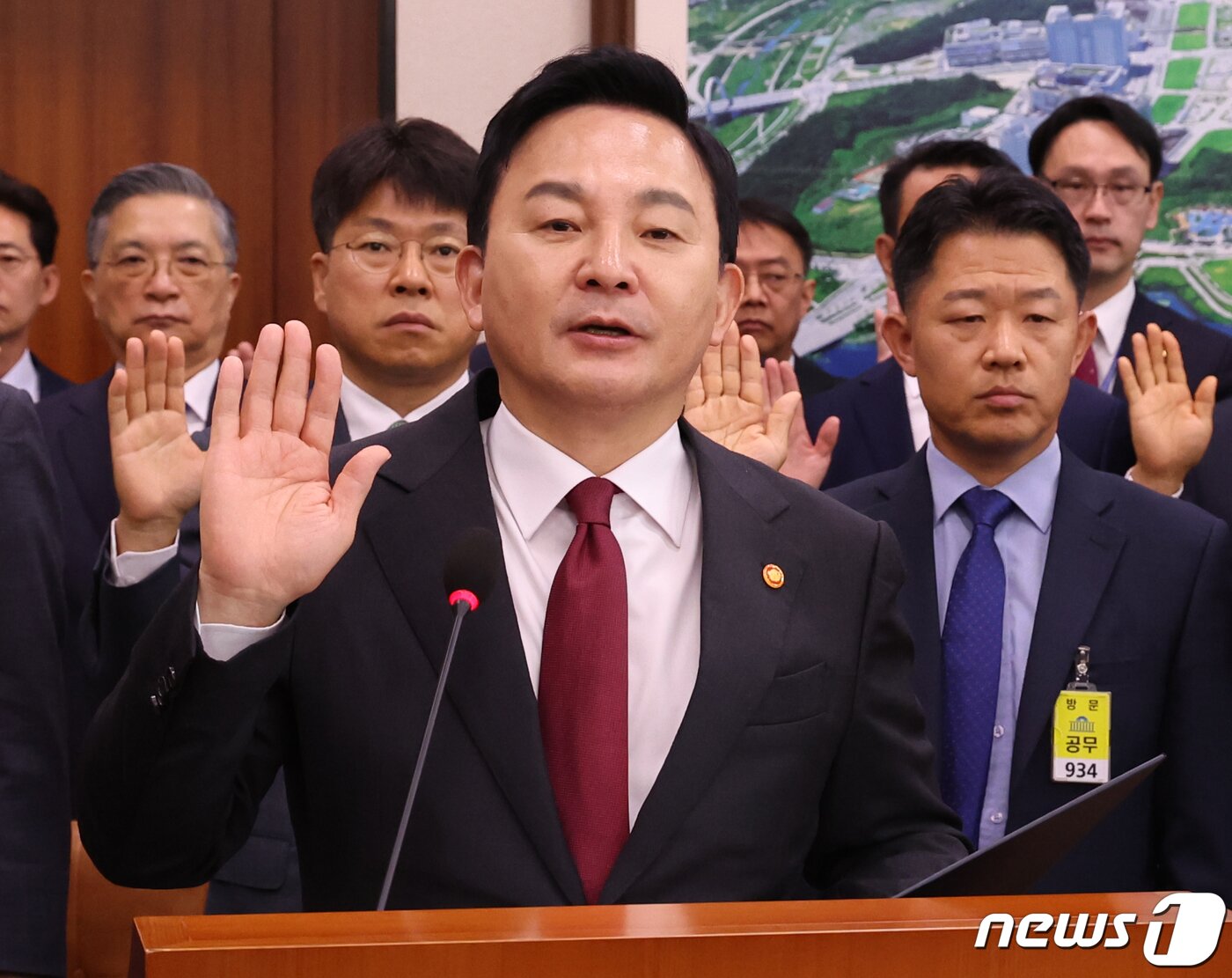 본문 이미지 - 원희룡 국토교통부 장관이 10일 서울 여의도 국회에서 열린 국토교통위원회 국정감사에서 선서를 하고 있다. 2023.10.10/뉴스1 ⓒ News1 송원영 기자