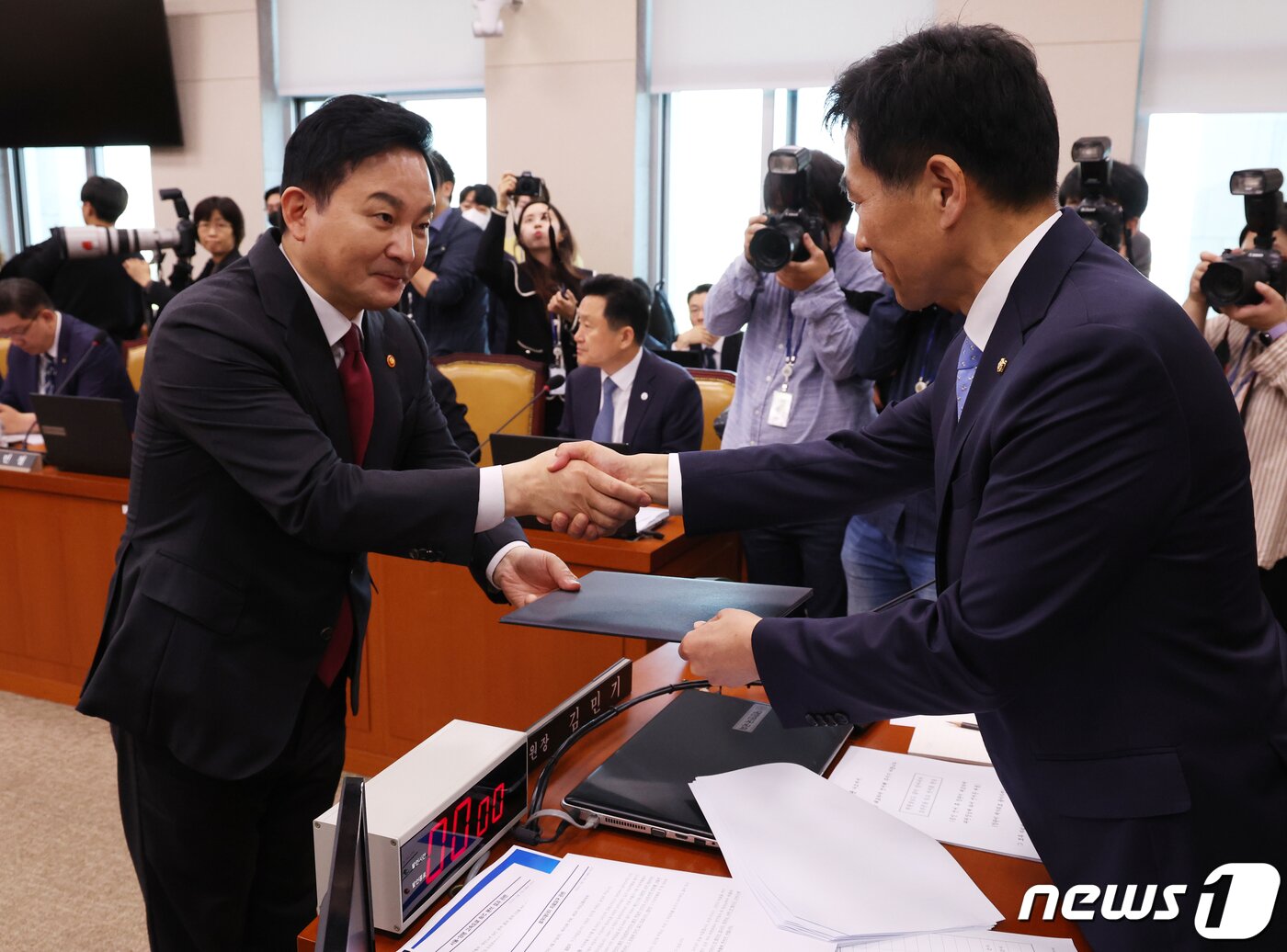 본문 이미지 - 원희룡 국토교통부 장관이 10일 서울 여의도 국회에서 열린 국토교통위원회 국정감사에서 선서를 마치고 김민기 위원장에게 선서문을 전달 하고 있다. 2023.10.10/뉴스1 ⓒ News1 송원영 기자