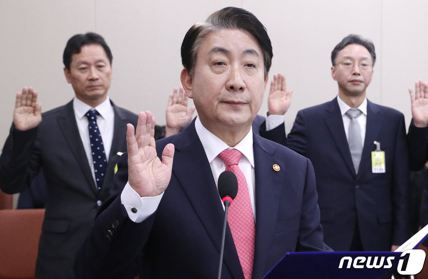본문 이미지 - 이동관 방송통신위원장이 10일 오전 서울 여의도 국회에서 열린 과학기술정보방송통신위원회의 방송통신위원회, 방송통신사무소, 방송통신심의위원회, 시청자미디어재단에 대한 국정감사에서 증인선서를 하고 있다. 2023.10.10/뉴스1 ⓒ News1 임세영 기자