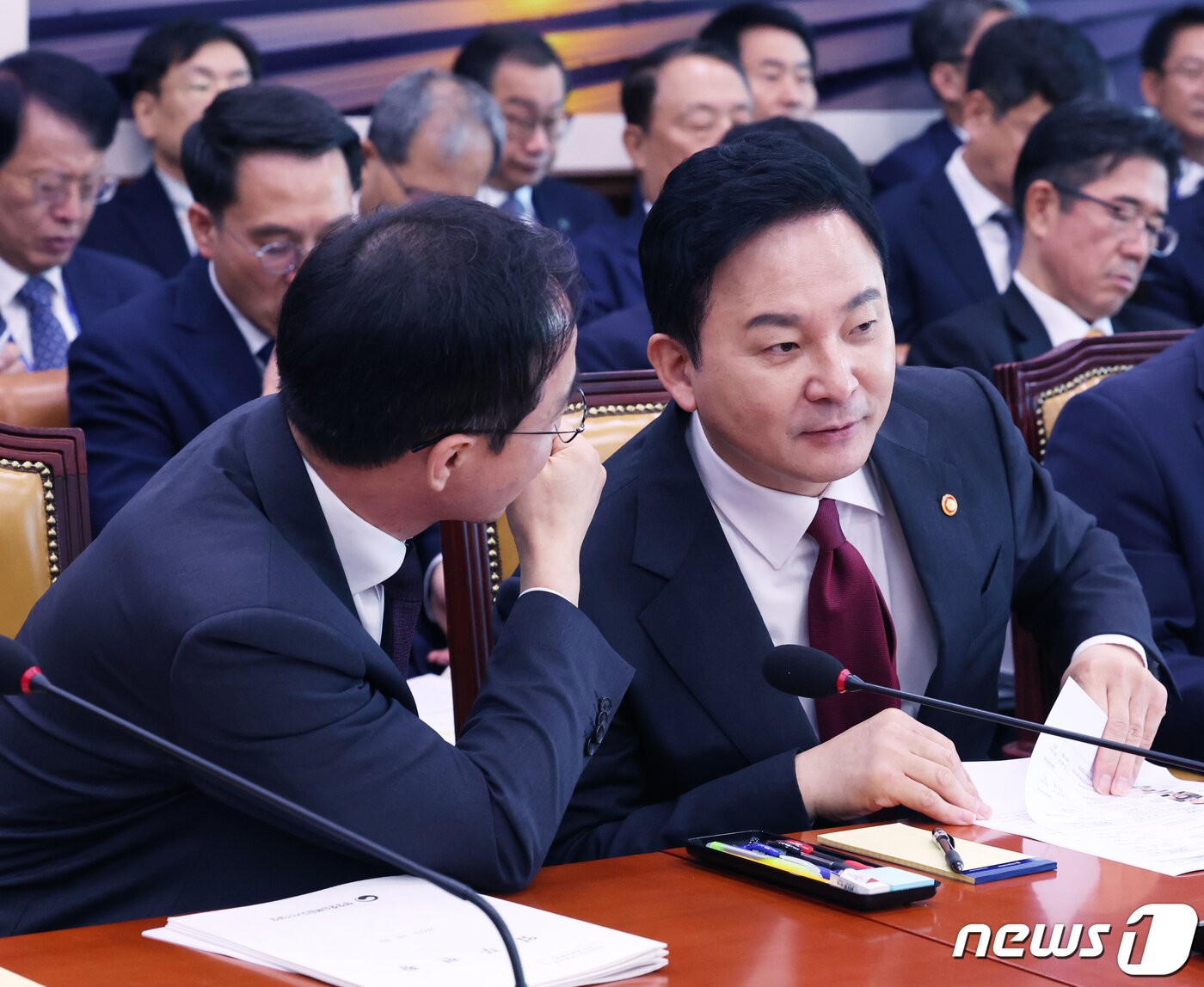본문 이미지 - 원희룡 국토교통부 장관이 10일 서울 여의도 국회에서 열린 국토교통위원회 국정감사에서 김오진 1차관과 대화를 하고 있다. 2023.10.10/뉴스1 ⓒ News1 송원영 기자