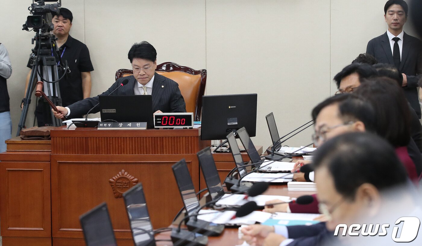 본문 이미지 - 장제원 국회 과방위 위원장이 10일 오전 서울 여의도 국회에서 열린 과학기술정보방송통신위원회의 방송통신위원회, 방송통신사무소, 방송통신심의위원회, 시청자미디어재단에 대한 국정감사에서 의사봉을 두드리고 있다. 2023.10.10/뉴스1 ⓒ News1 임세영 기자