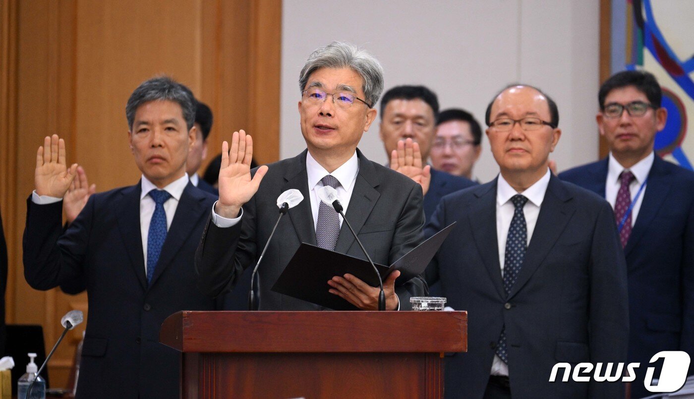 본문 이미지 - 김상환 법원행정처장 등이 10일 오전 서울 서초동 대법원에서 열린 국회 법제사법위원회 대법원 및 법원행정처 등 산하기관에 대한 국정감사에서 선서를 하고 있다. 2023.10.10/뉴스1 ⓒ News1 국회사진취재단