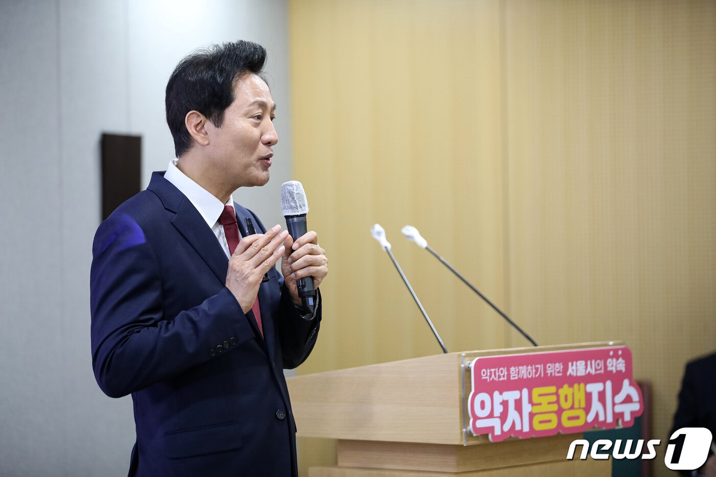 본문 이미지 - 오세훈 서울시장이 서울시청에서 '약자동행지수' 개발 관련 기자간담회에 참석해 설명을 하고 있다.  2023.10.10 ⓒ 뉴스1 이승배 기자