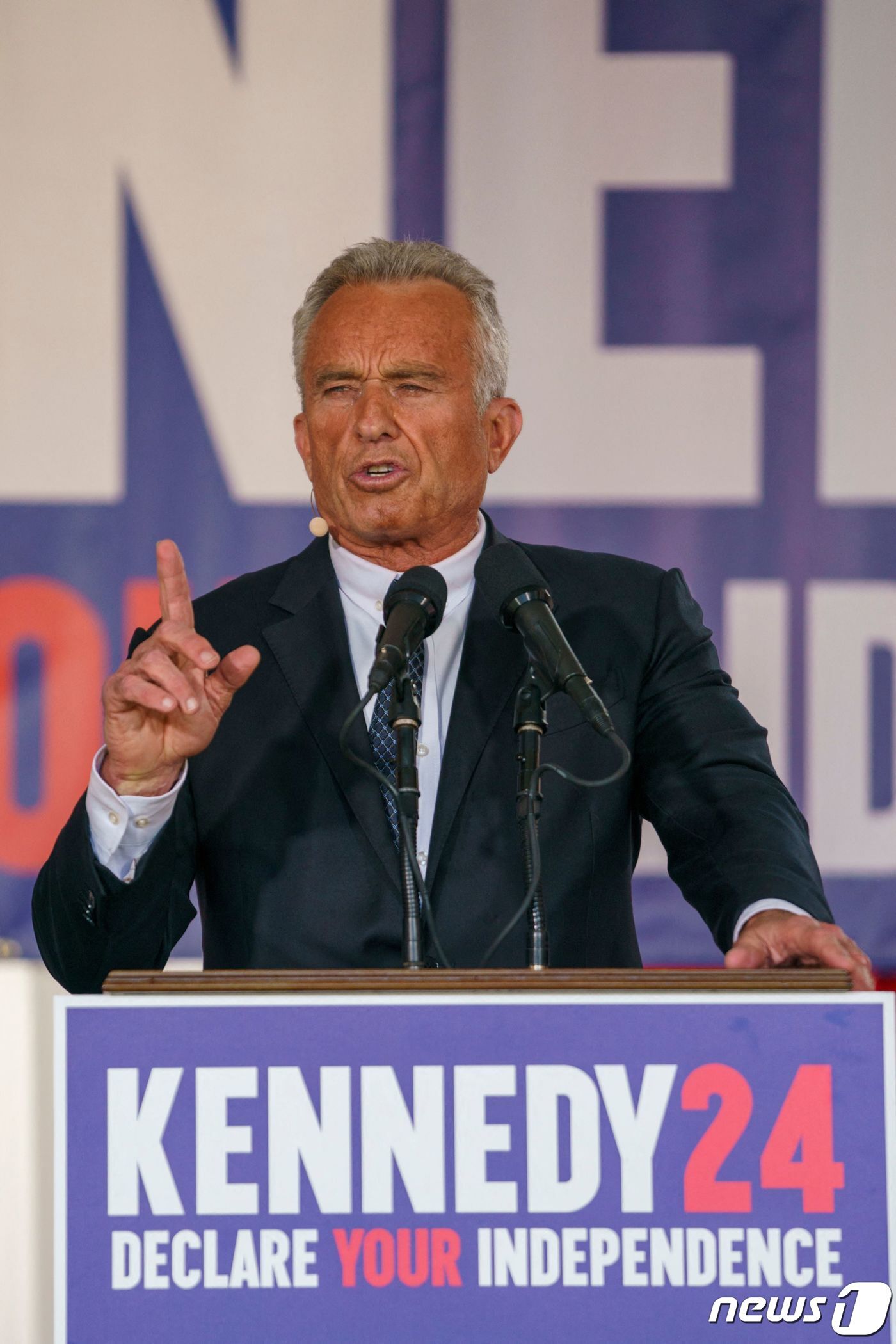 본문 이미지 - 미국 민주당 대선후보 경선주자였던 로버트 케네디 주니어가 9일(현지시간) 펜실베이니아주 필라델피아에서 가진 연설서 내년 대선에 무소속 후보로 출마하겠다고 발표하고 있다. 2023.10.10 ⓒ AFP=뉴스1 ⓒ News1 우동명 기자