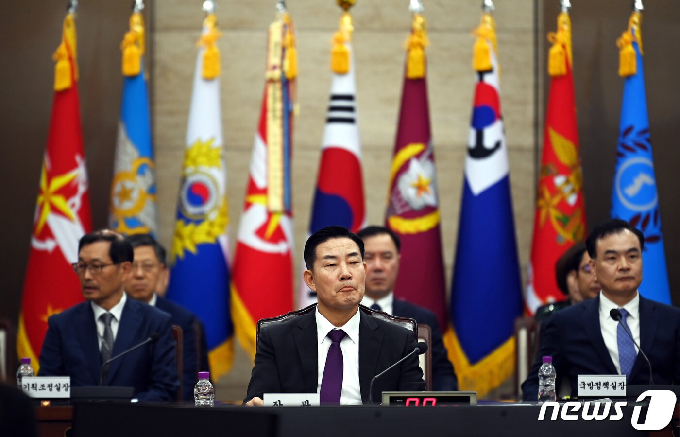본문 이미지 - 신원식 국방부 장관이 10일 서울 용산구 국방부 청사에서 열린 국방위원회의 국방부 등에 대한 국정감사에 출석하고 있다. 이날 오전 국정감사는 더불어민주당 의원석에 ‘부적격 신원식 국방부 장관 임명 철회하라!’ 피켓이 붙자 이에 항의한 국민의힘 의원들이 불참해 시작되지 못했다. 2023.10.10/뉴스1 ⓒ News1 국회사진취재단