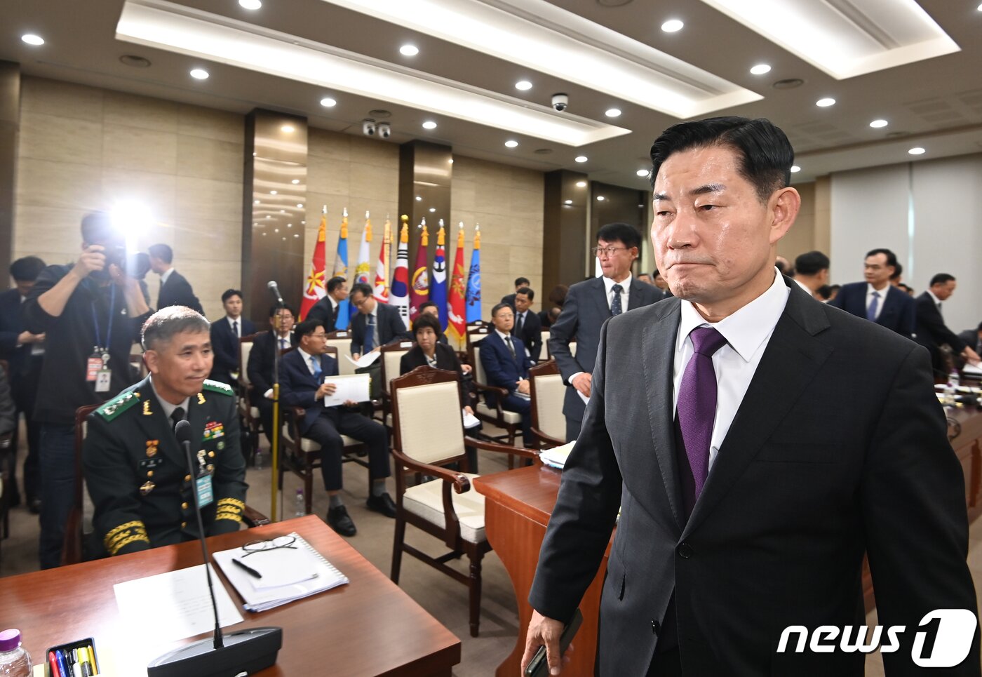 본문 이미지 - 신원식 국방부 장관이 10일 오전 서울 용산구 국방부에서 국회 국방위원회 국정감사장을 떠나고 있다. 이날 야당인 더불어민주당 의원들이 신원식 국방부 장관 임명 철회 주장 피켓을 붙인 것에 대해 국민의힘이 국감장 출입을 거부해 회의는 시작조차 되지 못했다. 2023.10.10/뉴스1 ⓒ News1 국회사진취재단