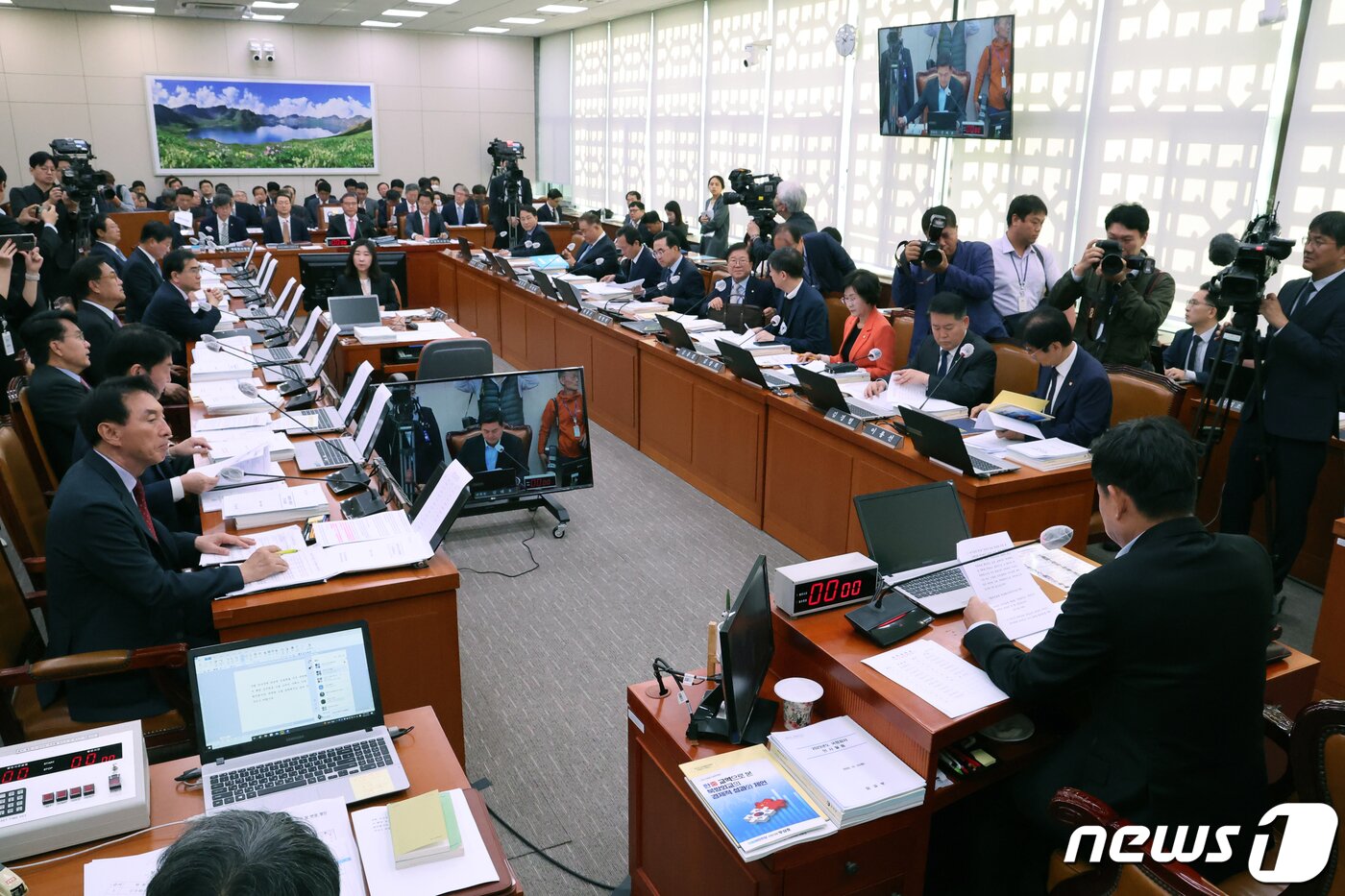 본문 이미지 - 김태호 국회 외교통일위원회 위원장이 10일 오전 서울 여의도 국회에서 열린 외통위 전체회의를 주재하고 있다. 2023.10.10/뉴스1 ⓒ News1 황기선 기자