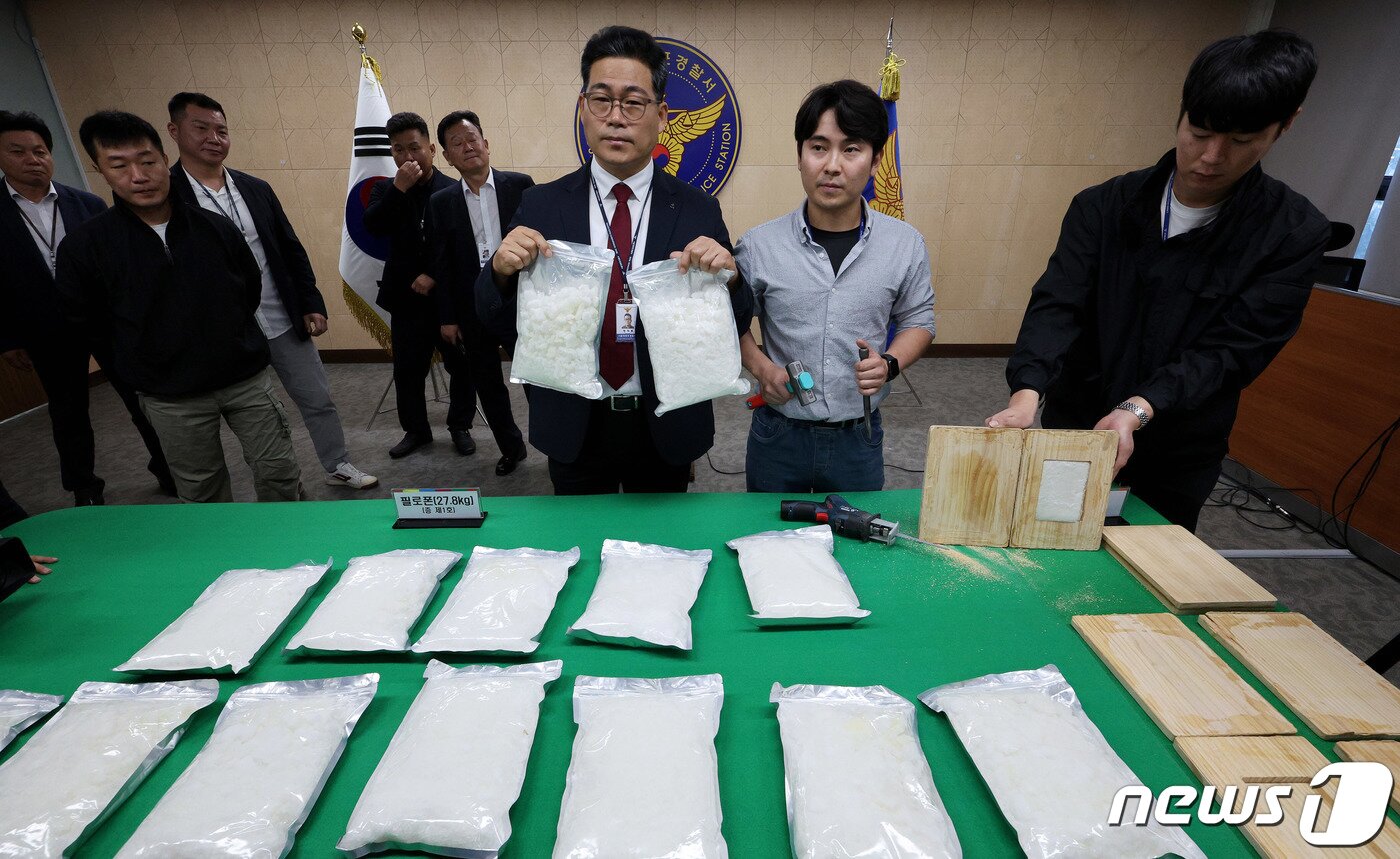 본문 이미지 - 당시 백해룡 영등포경찰서 형사2과장이 지난해 10월 10일 오전 서울 영등포경찰서에서 열린 '말레이시아 밀반입 필로폰 국내 유통 범죄조직 검거' 브리핑 중 압수한 필로폰을 공개하고 있다. 2023.10.10/뉴스1 ⓒ News1 장수영 기자