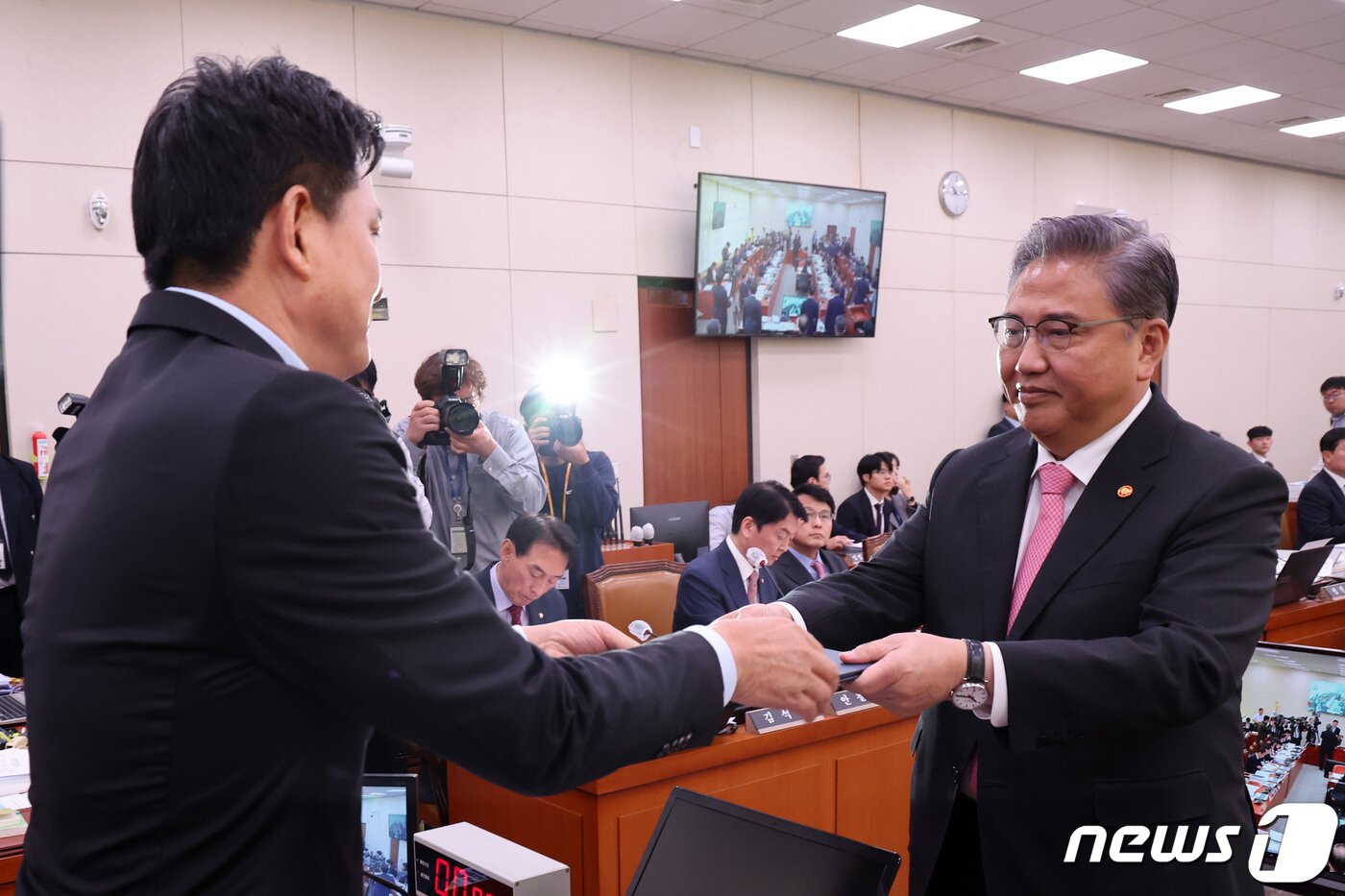 본문 이미지 - 박진 외교부 장관이 10일 오전 서울 여의도 국회에서 열린 외교통일위원회 국정감사에서 선서를 마치고 김태호 위원장에게 선서문을 전달하고 있다. 2023.10.10/뉴스1 ⓒ News1 황기선 기자
