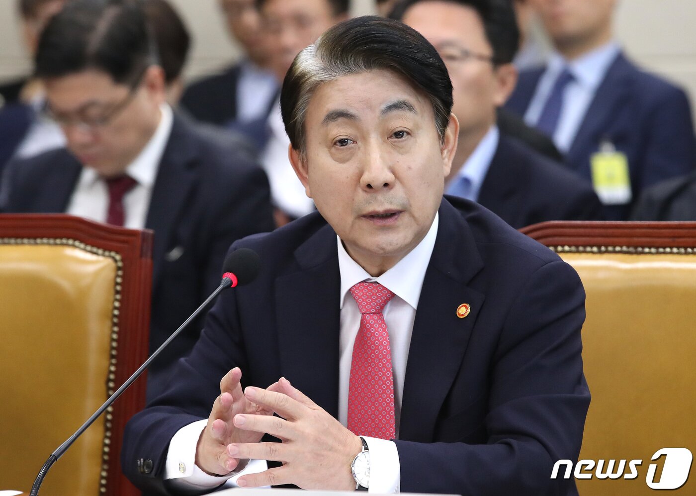 본문 이미지 - 이동관 방송통신위원장이 10일 오전 서울 여의도 국회에서 열린 과학기술정보방송통신위원회의 방송통신위원회, 방송통신사무소, 방송통신심의위원회, 시청자미디어재단에 대한 국정감사에서 의원들의 질의에 답하고 있다. 2023.10.10/뉴스1 ⓒ News1 임세영 기자