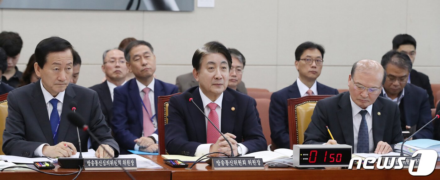 본문 이미지 - 이동관 방송통신위원장(가운데)이 10일 오전 서울 여의도 국회에서 열린 과학기술정보방송통신위원회의 방송통신위원회, 방송통신사무소, 방송통신심의위원회, 시청자미디어재단에 대한 국정감사에서 의원들의 질의를 경청하고 있다. 2023.10.10/뉴스1 ⓒ News1 임세영 기자