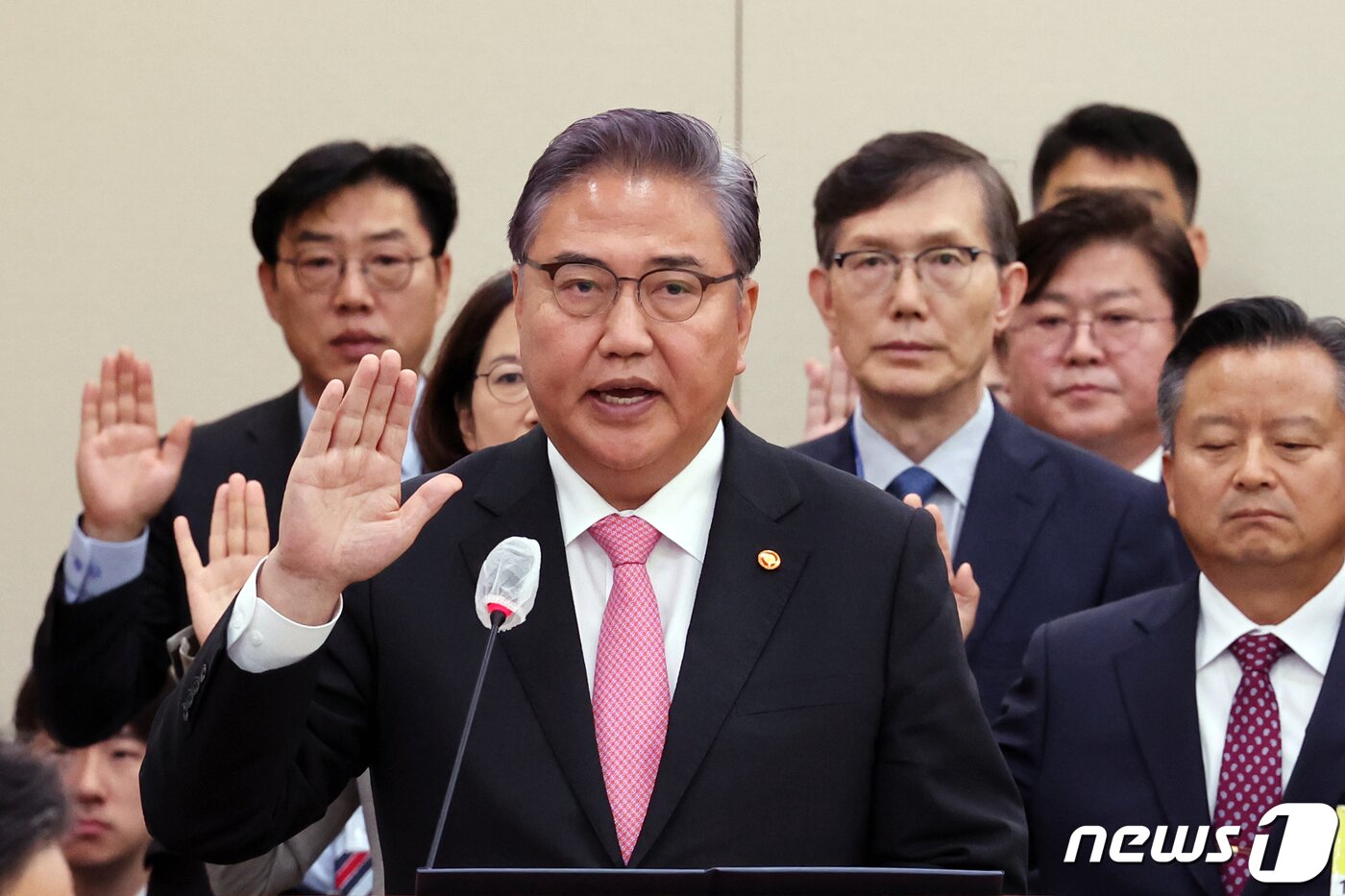 본문 이미지 - 박진 외교부 장관이 10일 오전 서울 여의도 국회에서 열린 외교통일위원회 국정감사에서 선서하고 있다. 2023.10.10/뉴스1 ⓒ News1 황기선 기자