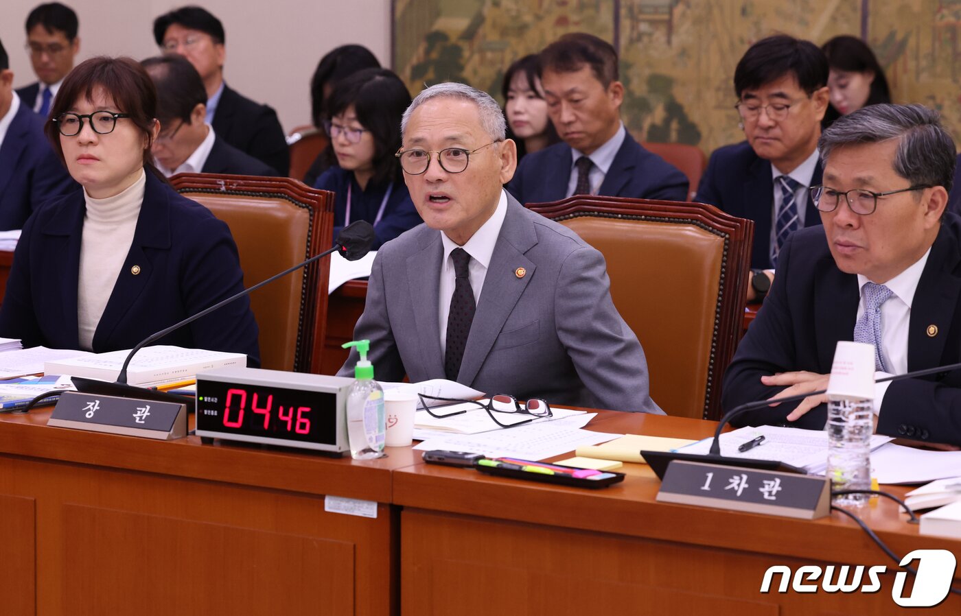 본문 이미지 - 유인촌 문화체육관광부 장관이 10일 서울 여의도 국회에서 열린 문화체육관광위원회 국정감사에서 의원들의 질의에 답변 하고 있다. 2023.10.10/뉴스1 ⓒ News1 송원영 기자
