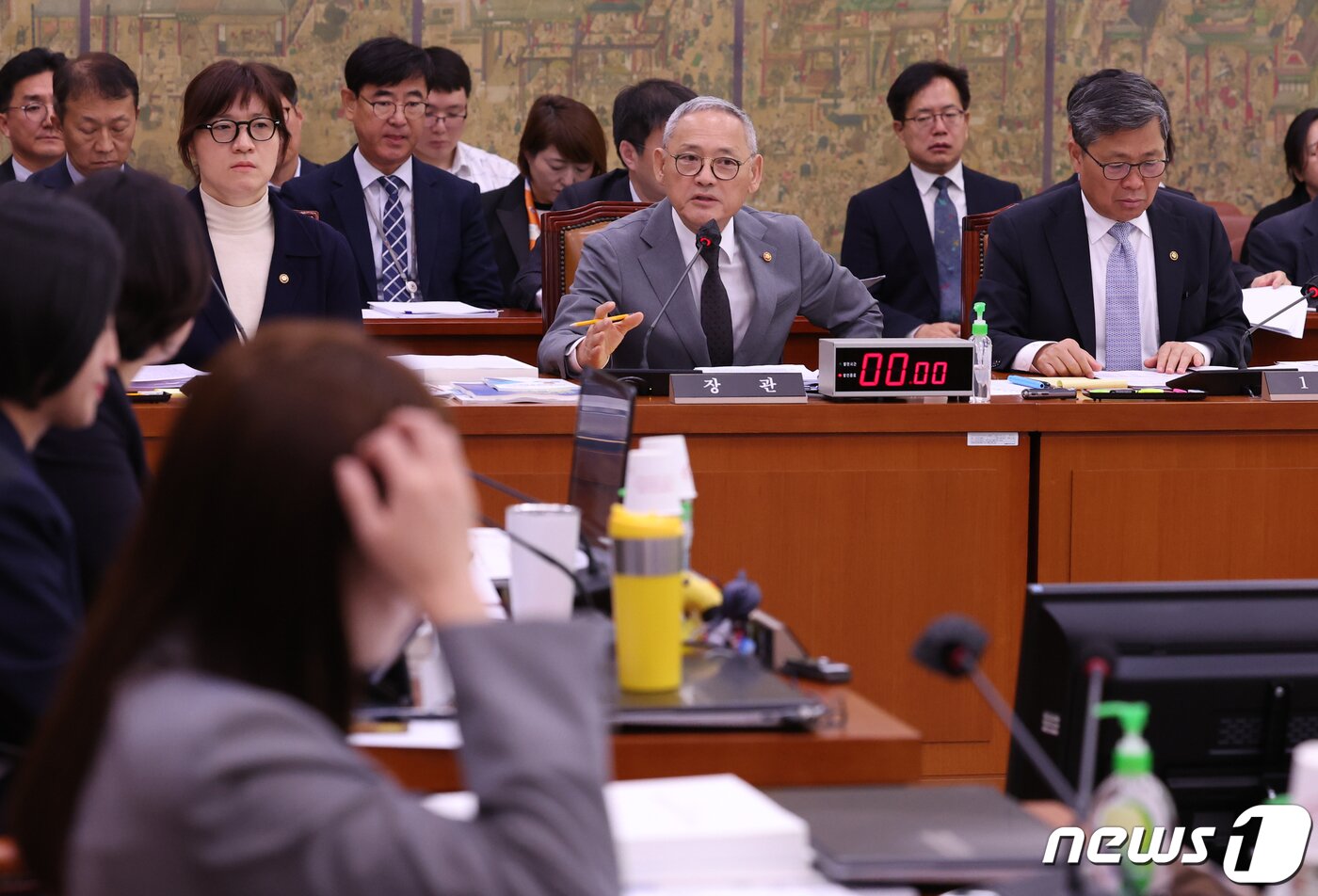 본문 이미지 - 유인촌 문화체육관광부 장관이 10일 서울 여의도 국회에서 열린 문화체육관광위원회 국정감사에서 의원들의 질의에 답변하고 있다. 2023.10.10/뉴스1 ⓒ News1 송원영 기자