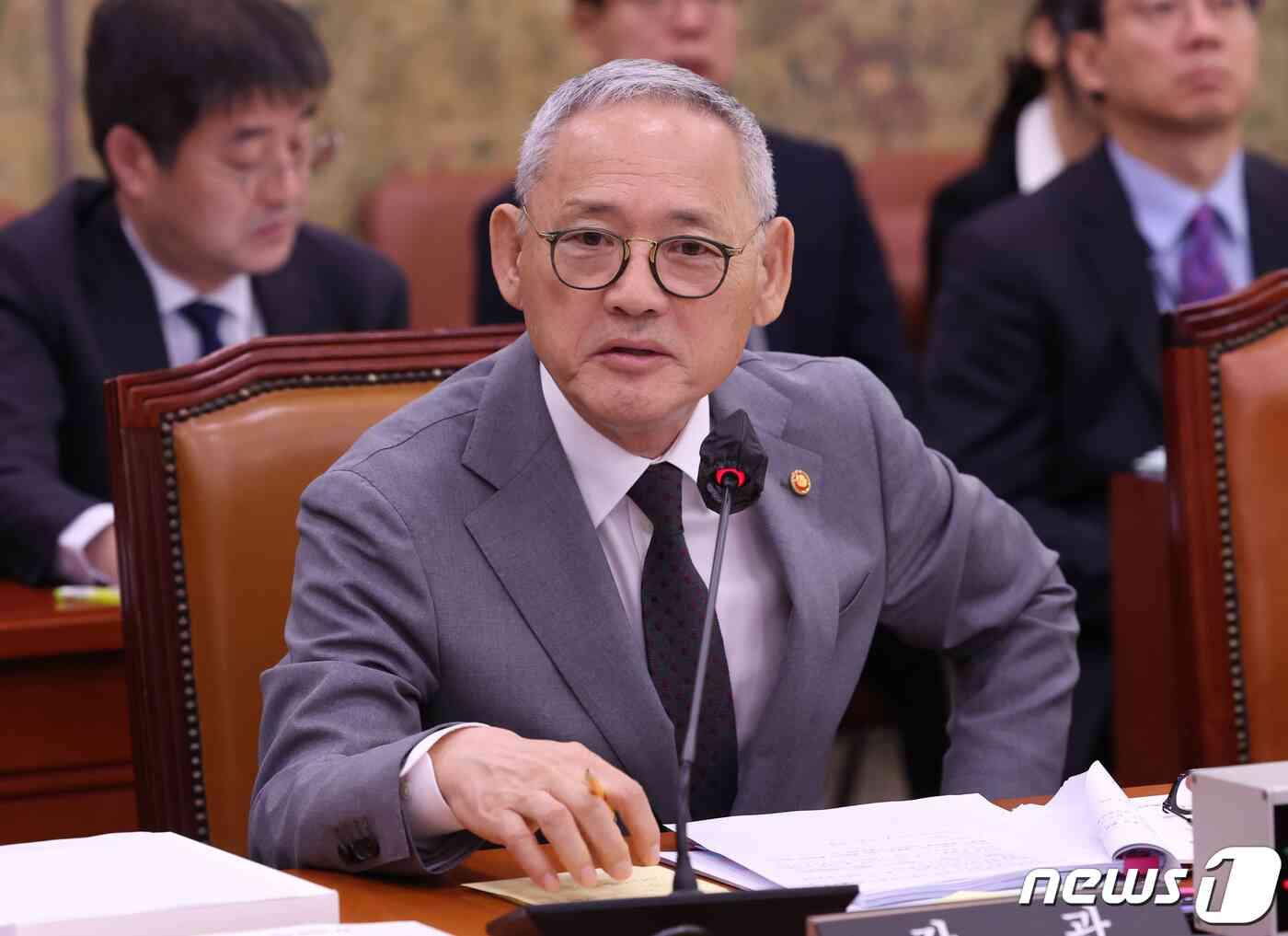유인촌 문화체육관광부 장관이 10일 서울 여의도 국회에서 열린 문화체육관광위원회 국정감사에서 의원들의 질의에 답변하고 있다. 2023.10.10/뉴스1 © News1 송원영 기자