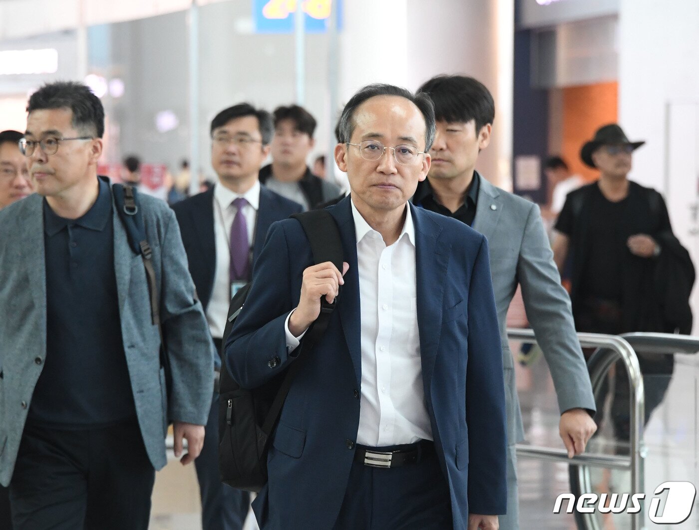 본문 이미지 - 추경호 경제부총리 겸 기획재정부 장관이 지난 10일 모로코 마라케씨에서 열리는 IMF/WB 연차총회에 참석하기 위해 인천국제공항 2터미널에서 출국길에 오르고 있다. (기획재정부 제공) 2023.10.10/뉴스1