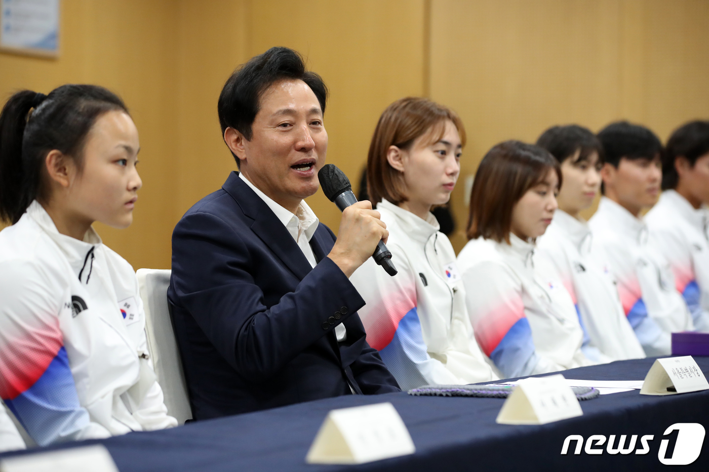 (서울=뉴스1) 이승배 기자 = 오세훈 서울시장이 10일 오전 서울 중구 서울시청에서 열린 제19회 항저우 아시안게임 선수단 초청 간담회에서 인사말을 하고 있다.이날 간담회에는 오 …