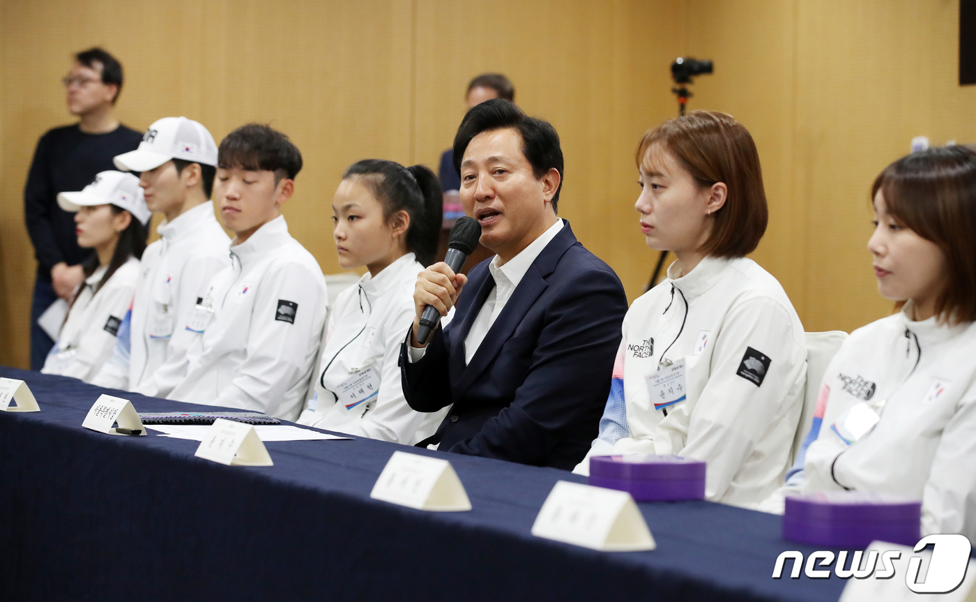 (서울=뉴스1) 이승배 기자 = 오세훈 서울시장이 10일 오전 서울 중구 서울시청에서 열린 제19회 항저우 아시안게임 선수단 초청 간담회에서 인사말을 하고 있다.이날 간담회에는 오 …