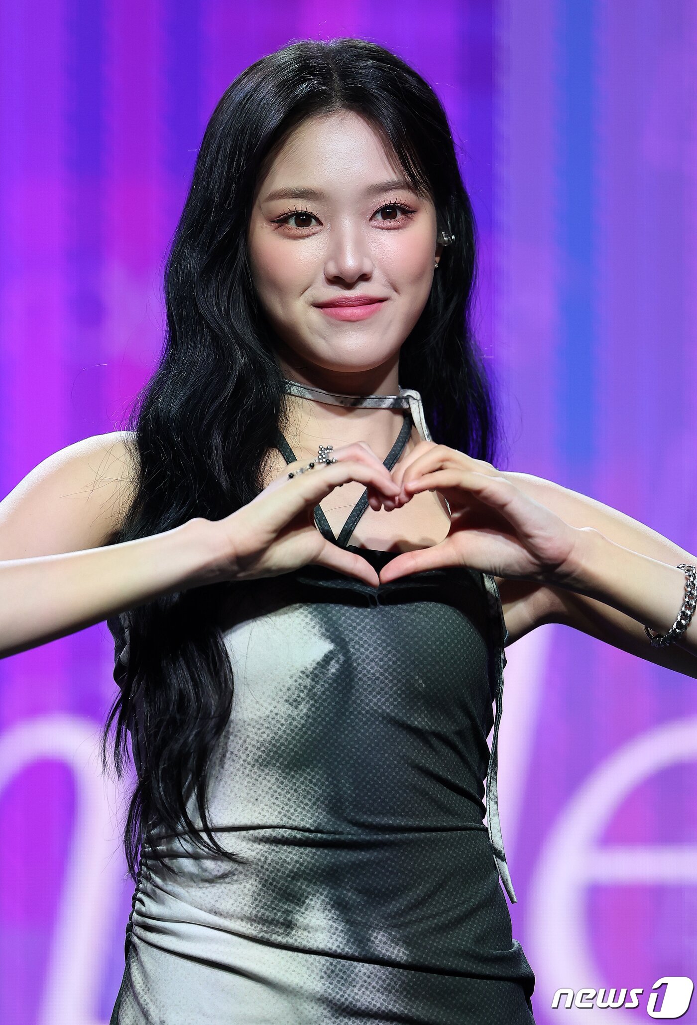 본문 이미지 - 걸그룹 루셈블의 현진이 10일 오후 서울 강남구 일지아트홀에서 열린 데뷔 앨범 ‘루셈블(Loossemble)’ 발매 기념 쇼케이스에서 포즈를 취하고 있다. 2023.10.10/뉴스1 ⓒ News1 김진환 기자
