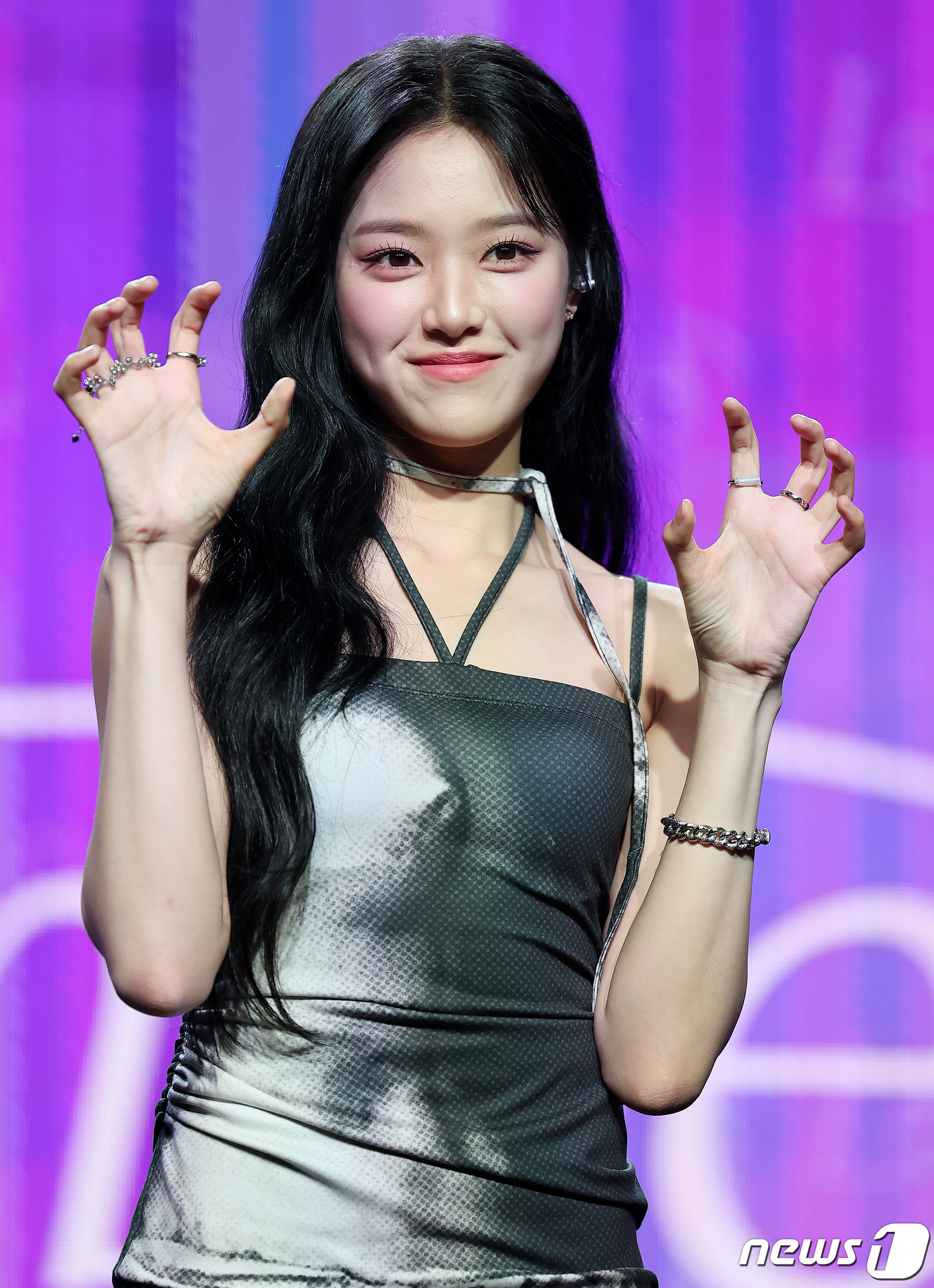 (서울=뉴스1) 김진환 기자 = 걸그룹 루셈블의 현진이 10일 오후 서울 강남구 일지아트홀에서 열린 데뷔 앨범 ‘루셈블(Loossemble)’ 발매 기념 쇼케이스에서 포즈를 취하고 …