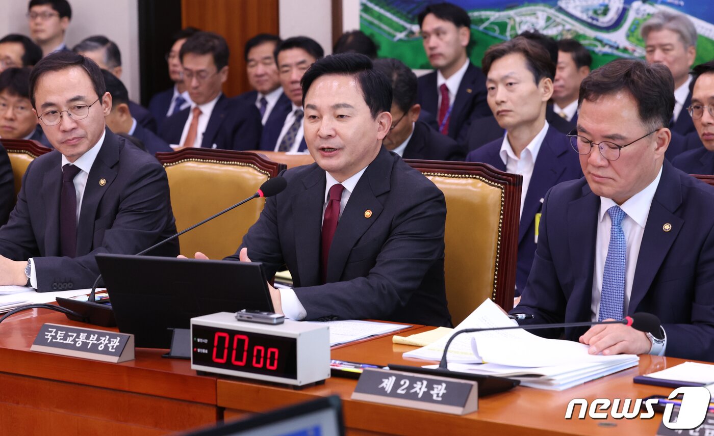 본문 이미지 - 원희룡 국토교통부 장관이 10일 서울 여의도 국회에서 열린 국토교통위원회 국정감사에서 의원들의 질의에 답변하고 있다. 2023.10.10/뉴스1 ⓒ News1 송원영 기자