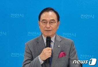 본문 이미지 - 박상돈 천안시장이 10일 시청 브리핑실에서 흥타령춤축제 소회와 내년도 계획에 대해 설명하고 있다. 2023.10.10. /뉴스1 ⓒNews1 이시우 기자
