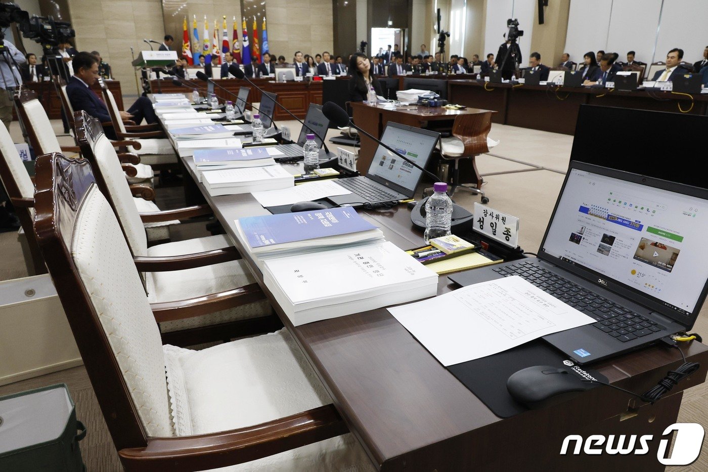 2023 국정감사 첫 날인 10일 오후 서울 용산구 국방부 청사에서 열린 국회 국방위원회 국정감사에서 여당인 국민의힘 의원석이 비어 있다. 이날 국정감사는 신원식 국방부 장관 임명철회를 요구하는 더불어민주당 의원들의 피켓에 국민의힘 의원들이 항의 불참해 파행을 빚었다. 2023.10.10/뉴스1 ⓒ News1 국회사진취재단