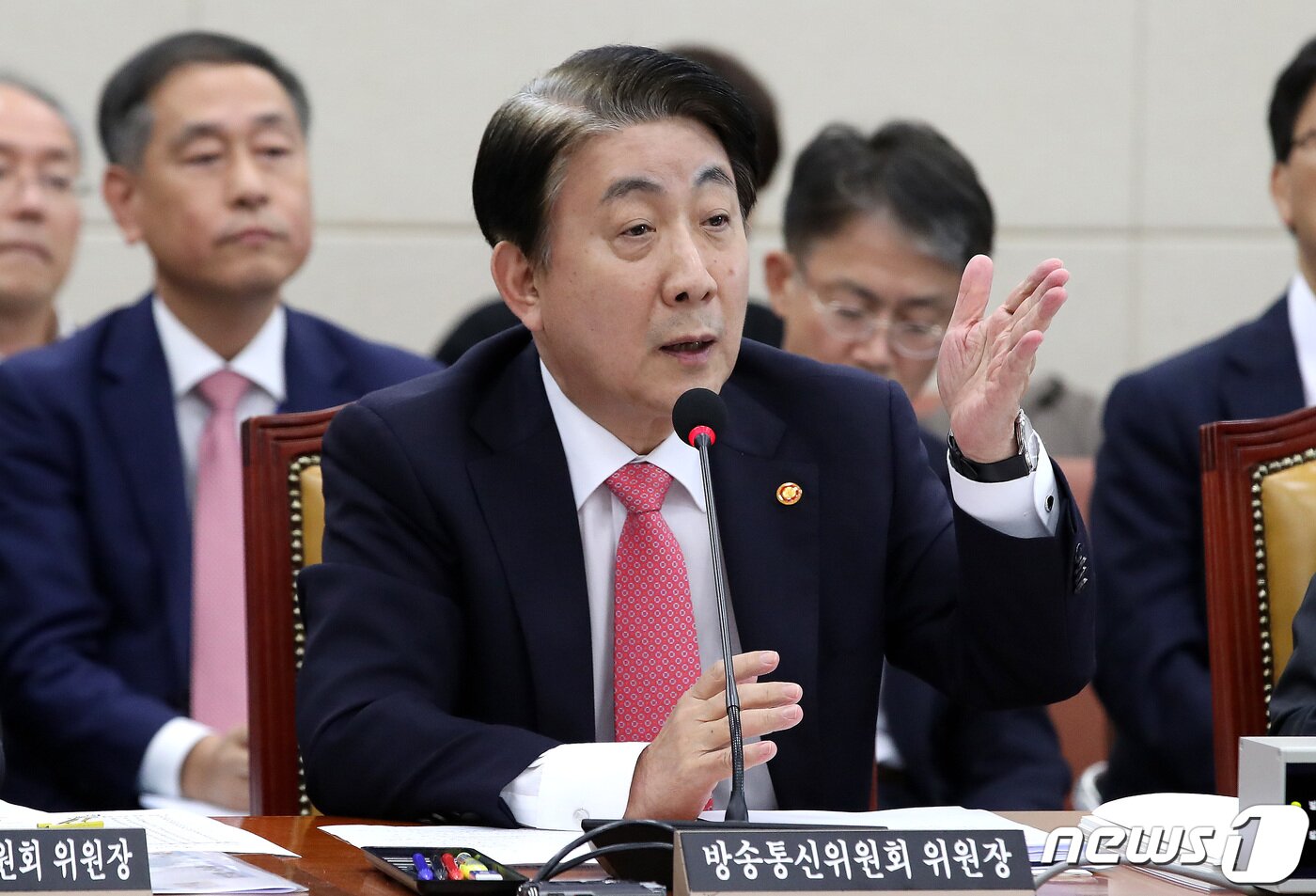 본문 이미지 - 이동관 방송통신위원장이 10일 오후 서울 여의도 국회에서 열린 과학기술정보방송통신위원회의 방송통신위원회, 방송통신사무소, 방송통신심의위원회, 시청자미디어재단에 대한 국정감사에서 의원들의 질의에 답하고 있다. 2023.10.10/뉴스1 ⓒ News1 임세영 기자