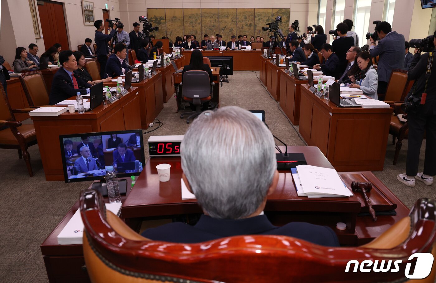 본문 이미지 - 유인촌 문화체육관광부 장관이 10일 서울 여의도 국회에서 열린 문화체육관광위원회 국정감사에서 의원들의 질의에 답변하고 있다. 2023.10.10/뉴스1 ⓒ News1 송원영 기자