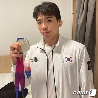 본문 이미지 - 한국마사회 유도단 이하림 선수가 은메달을 들어 보이고 있다.(한국마사회 제공) 