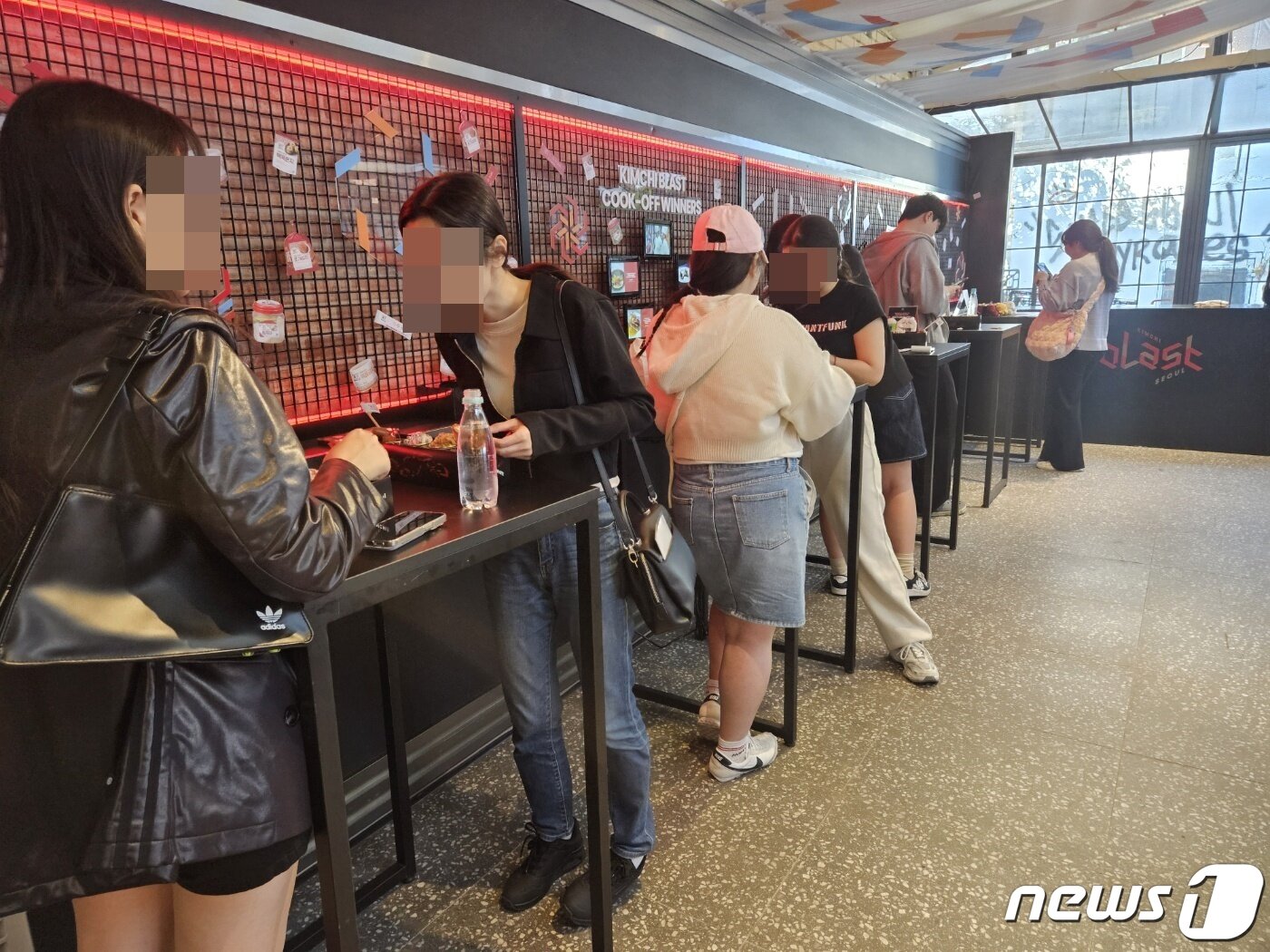 본문 이미지 - 종가 팝업스토어 미식존에서 김치 활용 음식을 시식하는 방문객 모습. ⓒ 뉴스1/문혜원 기자.