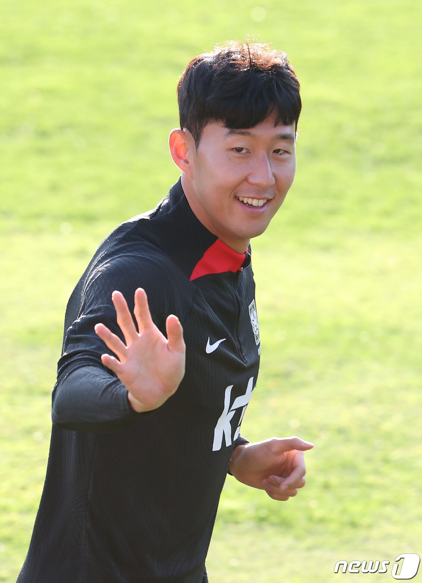 본문 이미지 - 대한민국 축구대표팀이 손흥민이 10일 오후 경기도 파주 국가대표트레이닝센터&#40;NFC&#41;에서 열린 평가전 대비 오픈트레이닝에서 회복 훈련을 하는 도중 팬들을 향해 손을 흔들고 있다. 2023.10.10/뉴스1 ⓒ News1 김민지 기자
