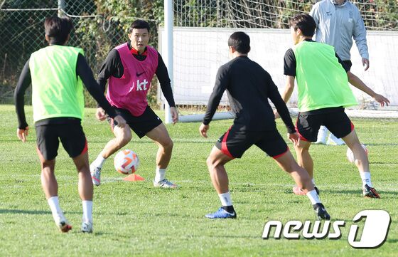 대한민국 축구대표팀 김민재가 10일 오후 경기도 파주 국가대표트레이닝센터(NFC)에서 평가전 대비 오픈트레이닝을 하고 있다. 2023.10.10/뉴스1 © News1 김민지 기자