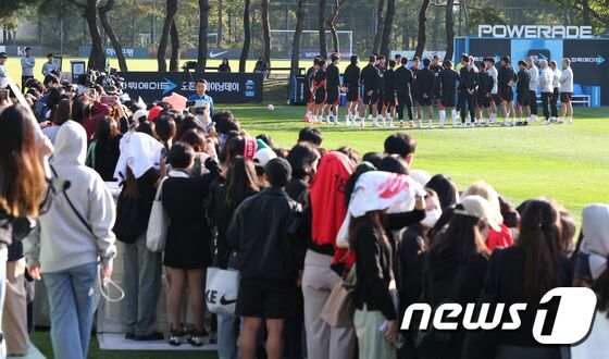 대한민국 축구대표팀이 10일 오후 경기도 파주 국가대표트레이닝센터(NFC)에서 평가전 대비 오픈트레이닝을 하고 있다. 위르겐 클린스만 감독이 이끄는 대표팀은 오는 13일 튀니지와 17일 베트남을 상대로 평가전을 치른다. 2023.10.10/뉴스1 © News1 김민지 기자