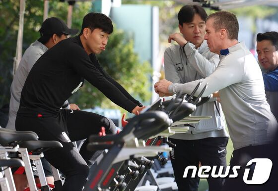 대한민국 축구대표팀 손흥민이 10일 오후 경기도 파주 국가대표트레이닝센터(NFC)에서 열린 평가전 대비 오픈트레이닝에서 회복 훈련을 하고 있다. 위르겐 클린스만 감독이 이끄는 대표팀은 오는 13일 튀니지와 17일 베트남을 상대로 평가전을 치른다. 2023.10.10/뉴스1 © News1 김민지 기자