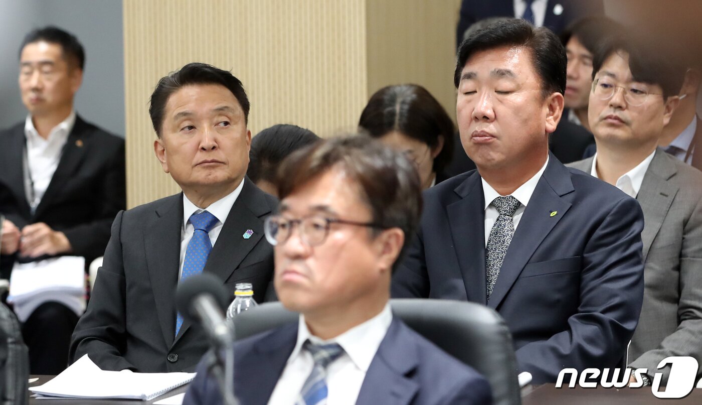 본문 이미지 - 10일 정부세종청사에서 열린 국회 행정안전위원회의 행정안전부, 인사혁신처 등의 국정감사에 충북 오송 궁평2지하차도 관련 증인으로 김영환 충북도지사(왼쪽), 이범석 청주시장이 참석해 대기하고 있다. 2023.10.10/뉴스1 ⓒ News1 김기남 기자