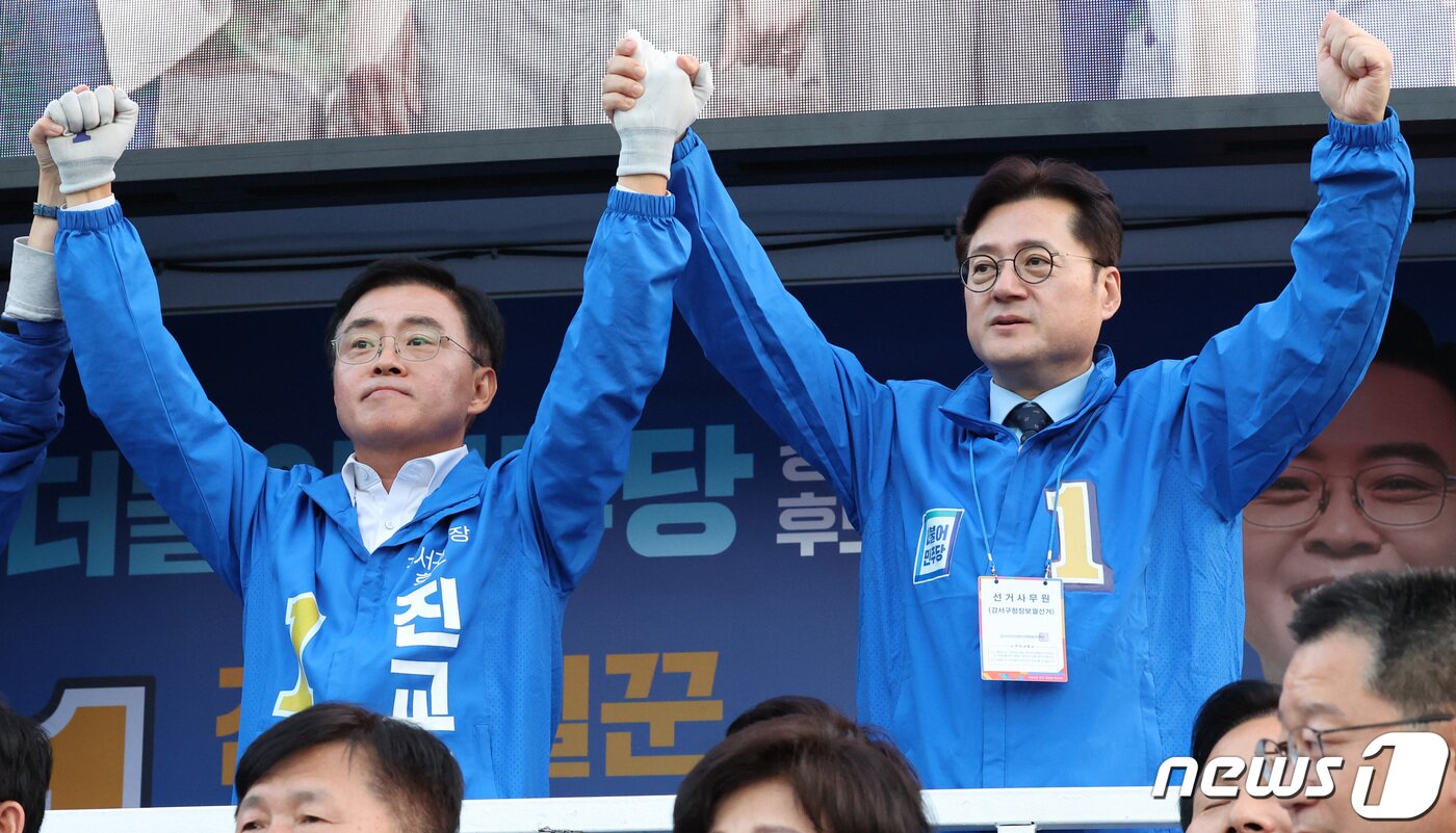 본문 이미지 - 진교훈 더불어민주당 강서구청장 보궐선거 후보가 10일 오후 서울 강서구청 사거리에서 홍익표 원내대표와 민주당 의원들의 대거 참석 속에 막바지 집중 유세를 하고 있다. 2023.10.10/뉴스1 ⓒ News1 김성진 기자
