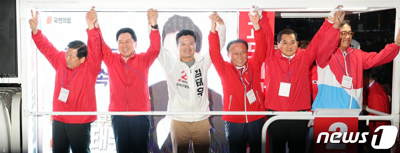 본문 이미지 - 국민의힘 김기현 대표와 김태우 후보가 강서구청장 보궐선거를 하루 앞둔 10일 오후 서울 강서구 발산역에서 지도부 및 선대위원들과 손을 들어올리며 지지를 호소하고 있다. 왼쪽부터 이철규 사무총장, 김 대표, 김 후보, 윤재옥 원내대표, 박대출 정책위의장, 정진석 의원. 2023.10.10/뉴스1 ⓒ News1 황기선 기자