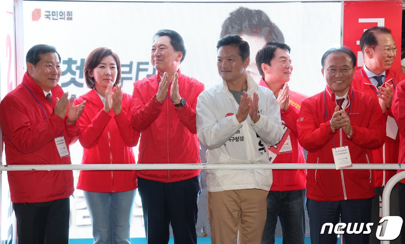 본문 이미지 - 국민의힘 김기현 대표와 김태우 후보가 강서구청장 보궐선거를 하루 앞둔 10일 오후 서울 강서구 발산역에서 지도부 및 선대위원들과 유세 중 박수를 치고 있다. 왼쪽부터 이철규 사무총장, 나경원 선대위 상임고문, 김 대표, 김 후보, 안철수 의원, 윤재옥 원내대표, 권영세 의원. 2023.10.10/뉴스1 ⓒ News1 황기선 기자