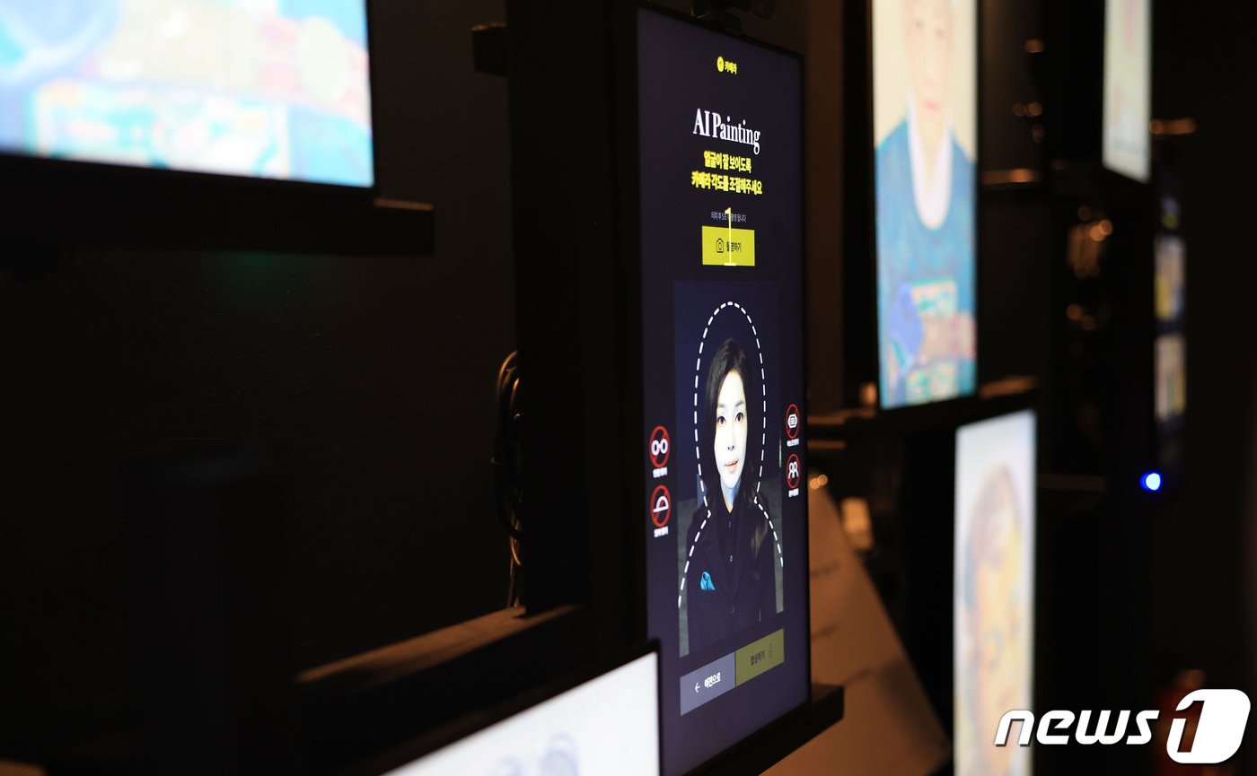 (서울=뉴스1) 오대일 기자 = 윤석열 대통령 부인 김건희 여사가 10일 광주 동구 국립아시아문화전당을 방문해 AI 페인팅을 체험하고 있다. (대통령실 제공) 2023.10.10/ …
