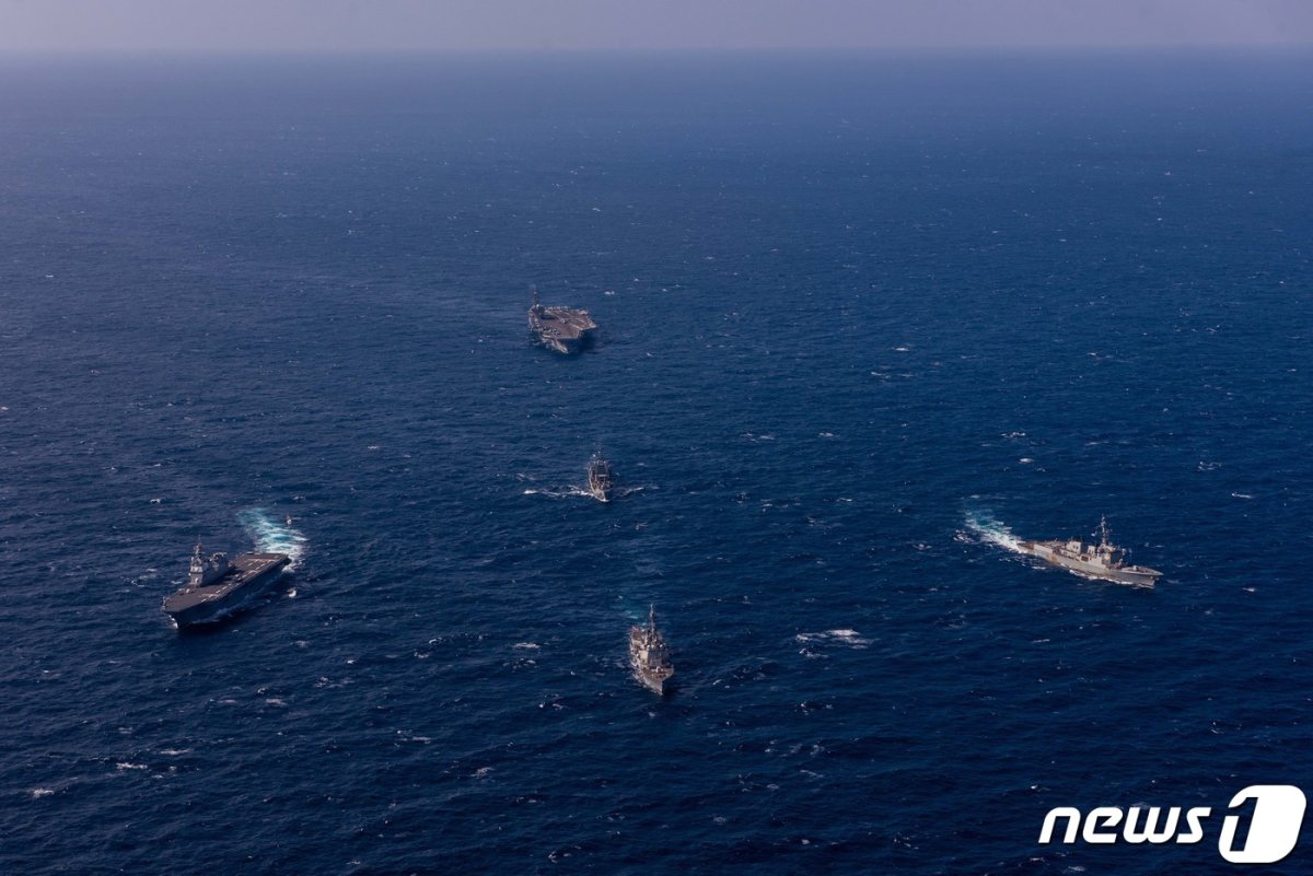 한미일 해상전력이 지난달 10일 제주 동남방 공해상에서 해양차단 및 대해적 훈련 실시하고 있다. (해군 제공)2023.10.10/뉴스1