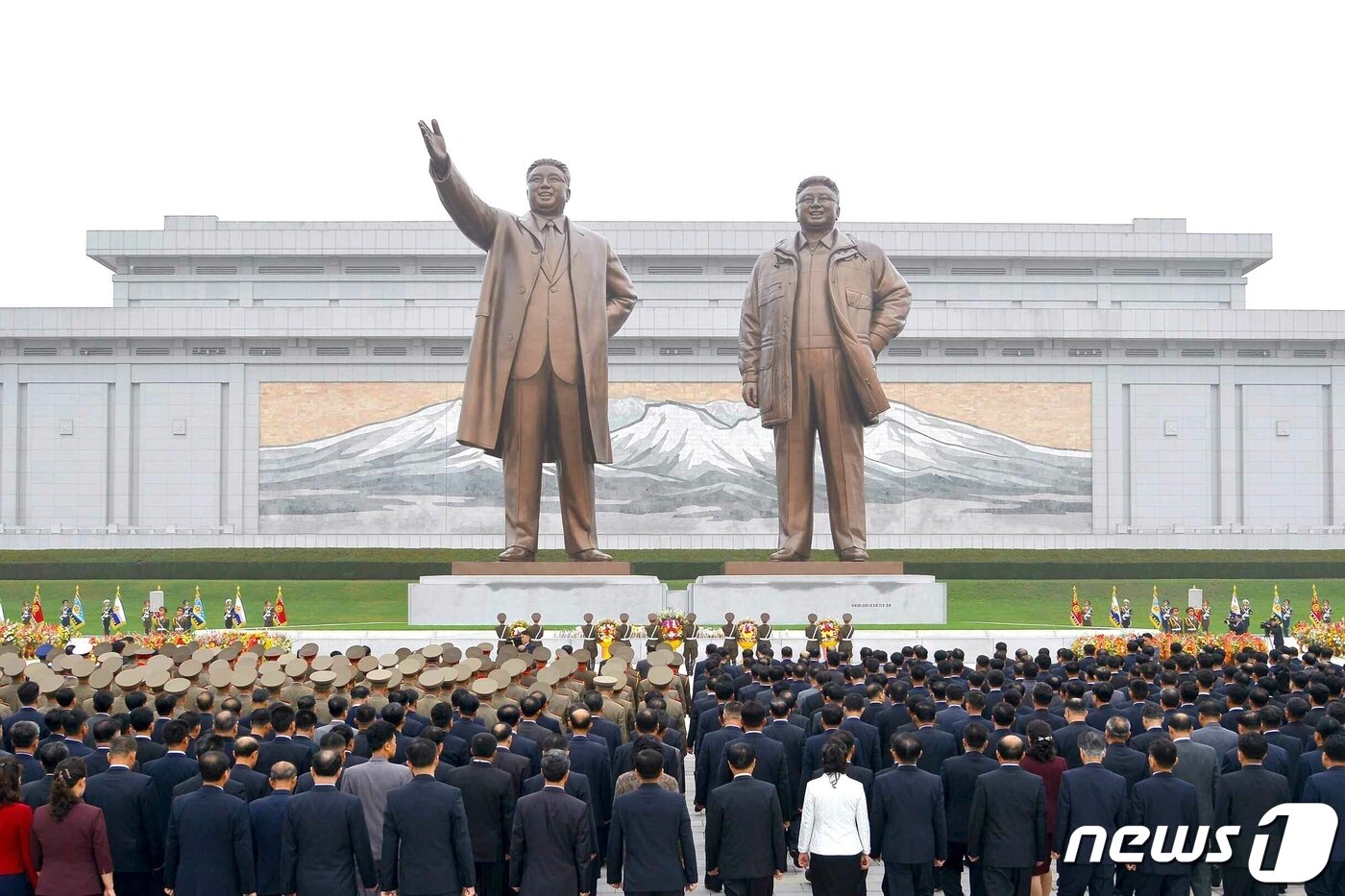 본문 이미지 - (평양 노동신문=뉴스1) = 북한  만수대언덕에 있는 김일성 주석 및 김정일 국방위원장 동상 사진. [국내에서만 사용가능. 재배포 금지. DB 금지. For Use Only in the Republic of Korea. Redistribution Prohibited] rodongphoto@news1.kr