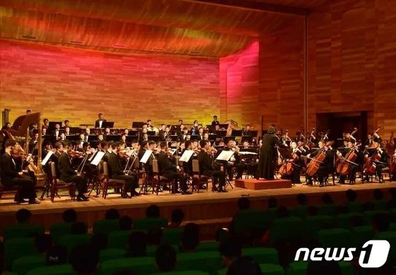 북한, 노동당 창건일 78주년 맞아 전국 곳곳에서 공연 및 행사 개최
