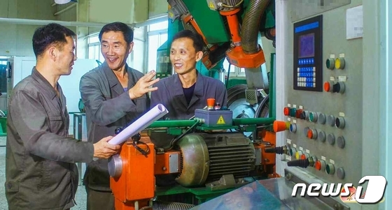 북한 평양대성차바퀴공장…"생산 장성 이룩하자"