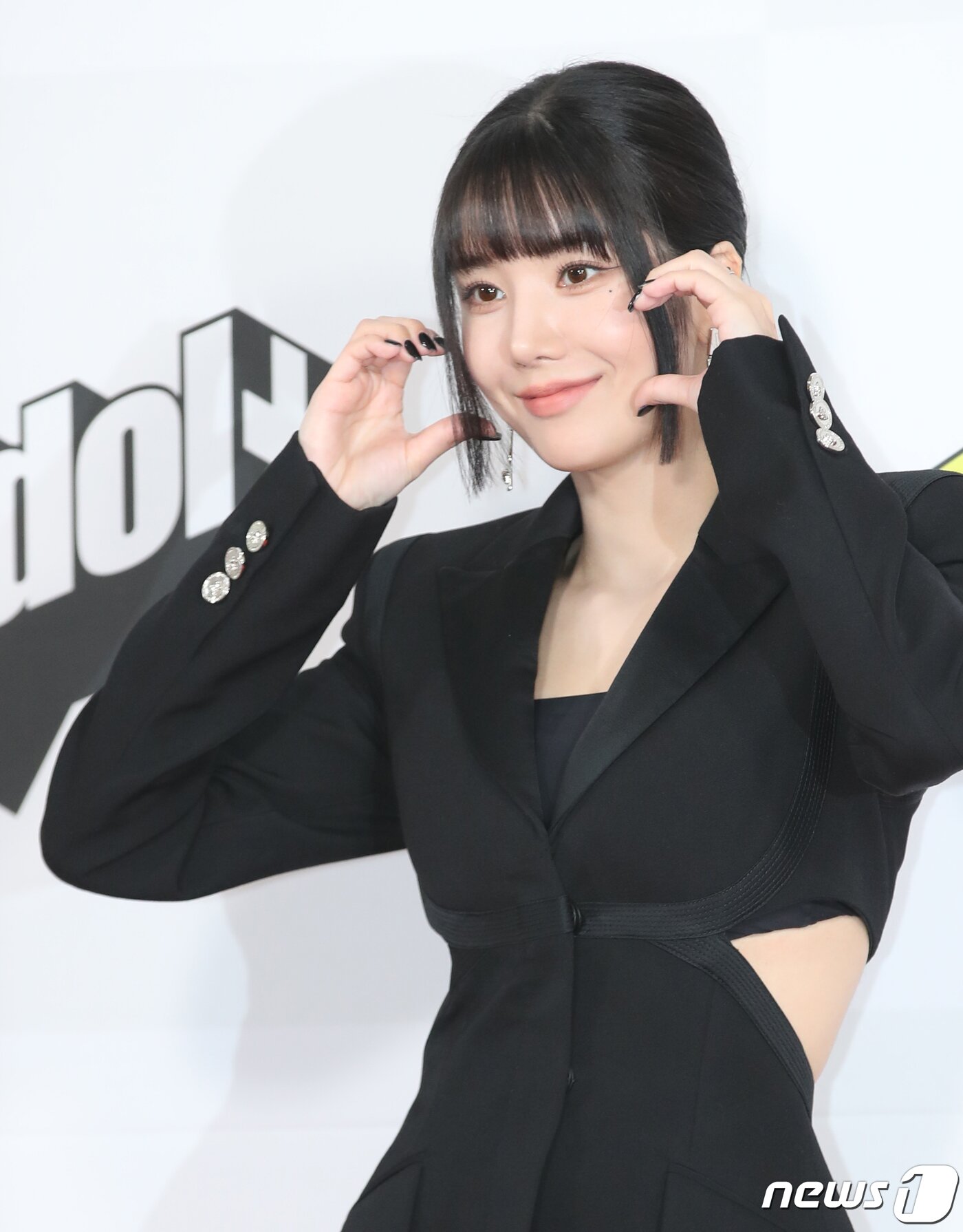 본문 이미지 - 가수 권은비가 10일 오후 인천 남동구 소래로 인천남동체육관에서 열린 '2023 더팩트 뮤직 어워즈'(2023 TMA) 레드카펫 행사에서 볼 하트를 하고 있다. ⓒ News1 권현진 기자